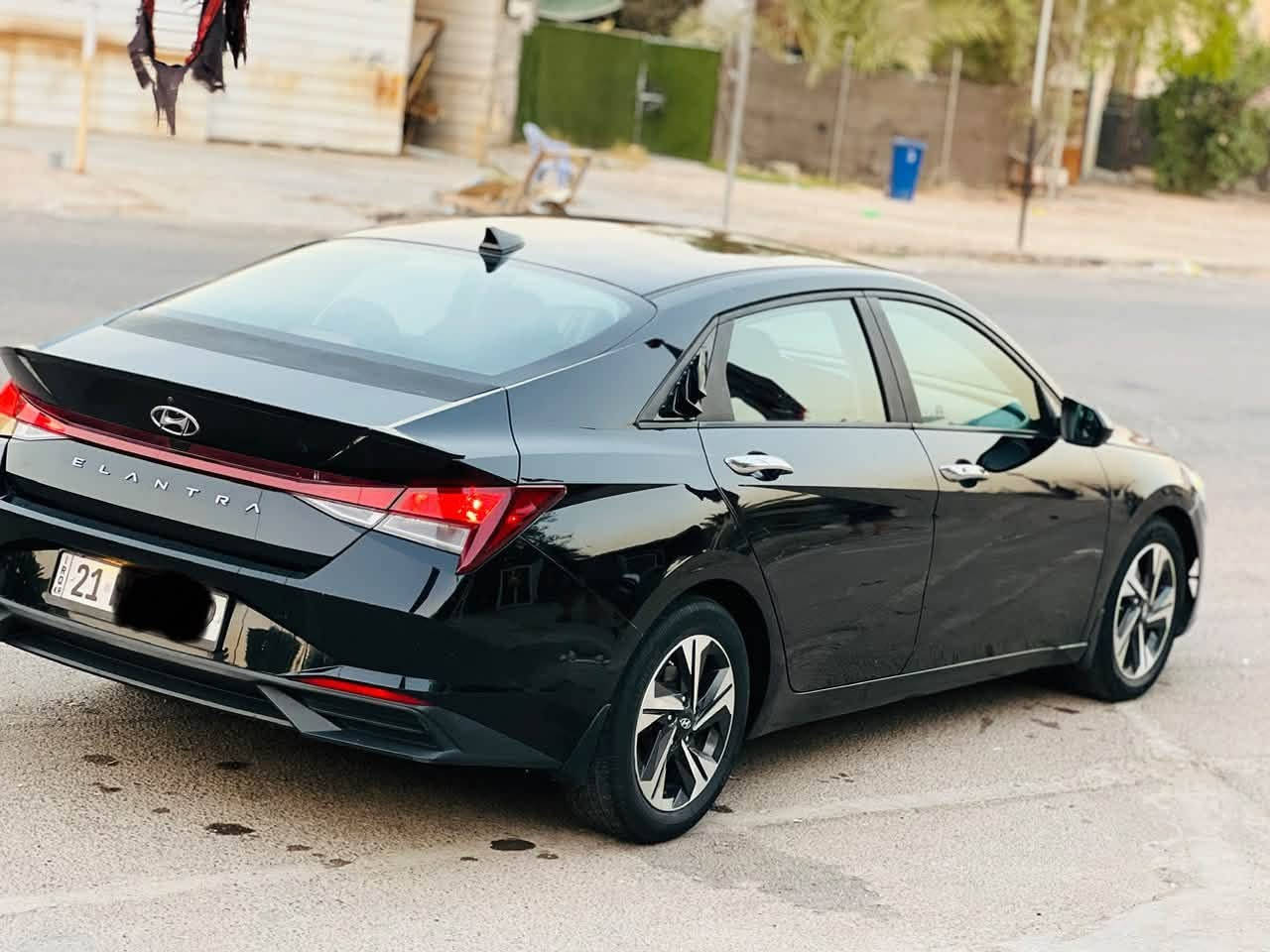 سلام عليكم 
بيع او مراوس حسب القناعة 
النترا موديل ٢٠٢٢ امريكي
مكينه ٢٠٠٠ دوش 
حادثها دعاميه اماميه وربع البنيد بدون ايرباك بدون دواخل صور الحادث بلمنشور بيهه بيهه كلير الجاملغ الخلفي والباقي كفاله 
مواصفات السياره 
سياقه ذاتيه توقيف ذاتي رادارات بصمه تشغيل عن بعد صدر امامي خلفي كله جديد رقم سليمانيه انكليزي تريد  تحويل او وكاله اني حاظر 
مكان السياره بغداد السيديه 
للاستفسار على الرقم ***********
متوفر واتساب
