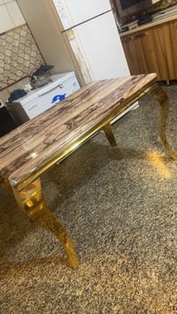عدي ميز هذا مرمر ثكيل اربع كراسي  بي كرسي واحد يرادله ترتيب بكاني بغدا...