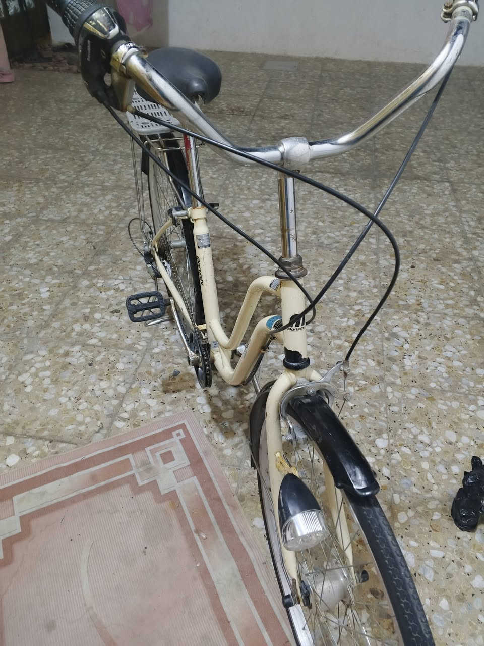 سلام عليكم بايسكل للبيع بناتي ياباني
بلادي نظيف موديل 20 بايسكل كامل كله كامل ابو العقرب 
طائرات جدد بايسكل كله كامل ونظيف الجديد حجم 26 
مكان بغداد الشعب 
سعر خاص اتصال واتساب***********
