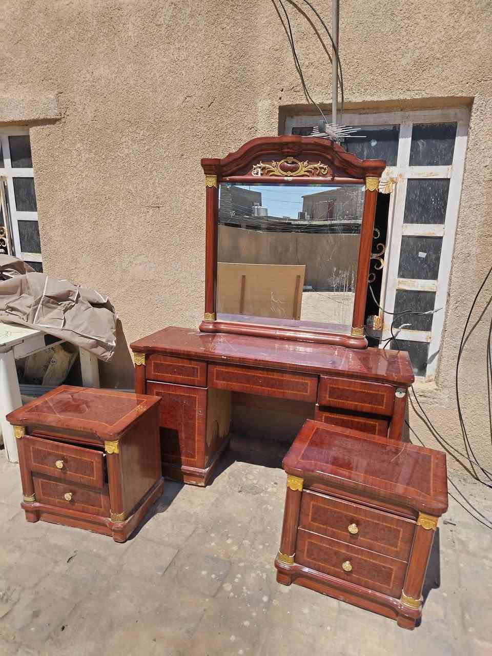 سلام عليكم غرفه نوم مستعمل للبيع غرفه حلوه ونضيفه السعر كامل 200 الف نوع غرفه ماليزي يحتوي على كنتور وميز توالايت وكومديات 2  وجربايه عدد 2 وياهن دوشك سبرنك نظيف اصلي. للستفسار ***********

