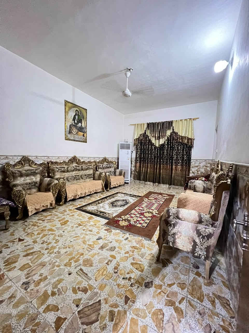 سلام عليكم 👋🏻

بيت للبيع او مراوس 🏠
مساحة 200 متر
واجهة 10نزال20📐
موقع البيت الماجدية سيد جميل 📍
البيت طابو صرف 
البيت متكون:
غرفتين كبار 
صالة 
مطبخ 
استقبال 
الاستفسار:***********
