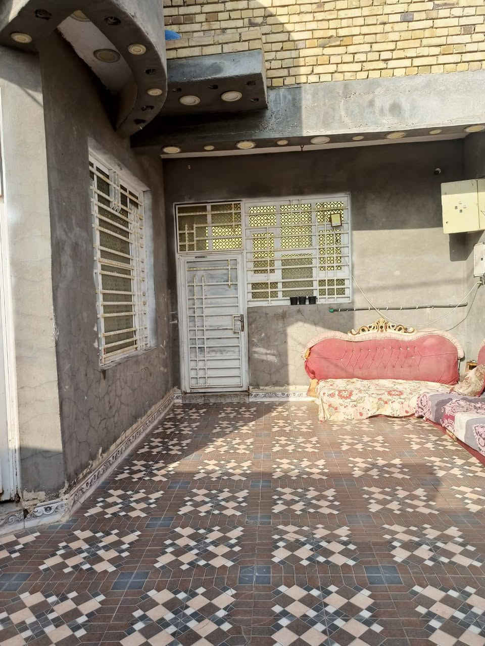 دار للبيع طابو مساحة 140منطقة شياع البيت ع شاعرين
يحتوي ع غرفة وصالة واستقبال ومطبخ وصحيات داخلية وخارجية وكراج سيارةوصالة كبيرة بالطابق الثاني بناء درجة اولى... للاستفسار اتصل ع الرقم
***********
