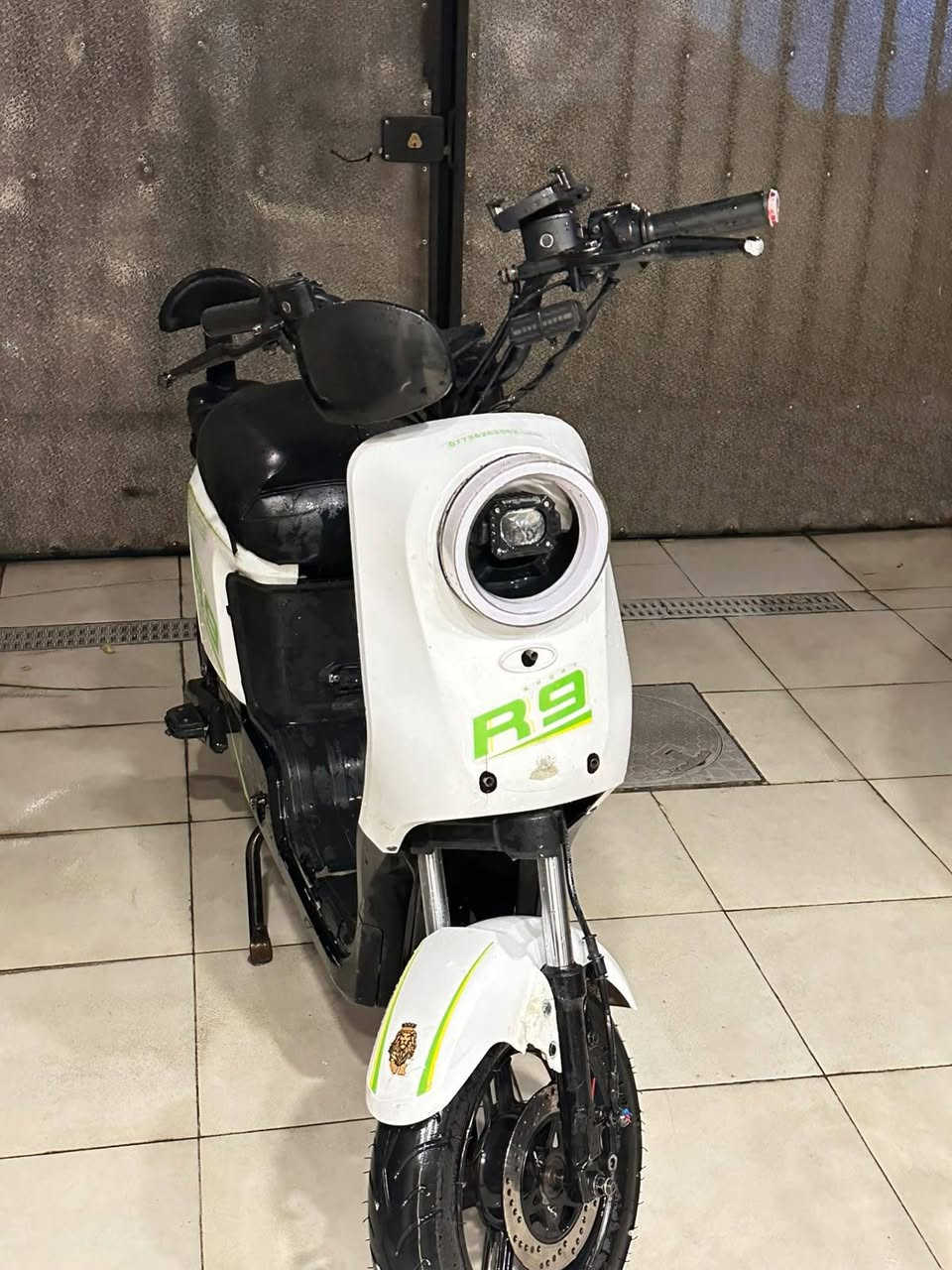 السلام عليكم دراجه شحن R9 للبيع بطاريات خمسه حجم جبير مسطره السعر ٢٠٠ الف العنوان بغداد حي اور الرقم ***********
