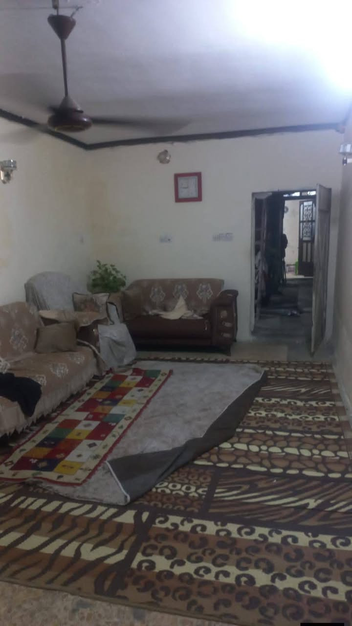 السلام عليكم نصف قطعه للبيع
مدينه الصدر الكياره قطاع 68 قرب المسبح 
طابق ونص اعكاده نضيفه سعرها 90 وبيها مجال 
***********
