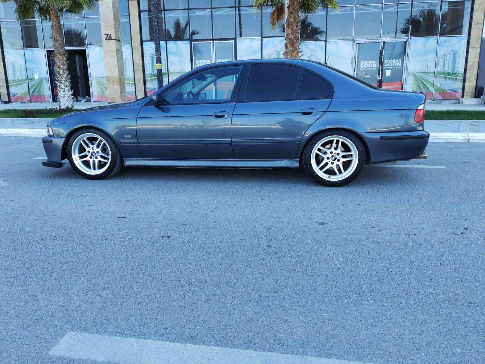 Bmw e39 
مۆدێل ٢٠٠٠ کوشن جڵد سلاید تەحدید سورعە سێ گێڕ ئۆتۆ عادی سپۆرت 
مەکینە ٥٢٥ بەرمەجەی لەسەرە پۆپ باگی لەسەرە چوار تایەی لۆکی لەژێرە زۆر پاك و جوانە ماڵی دۆستە دەعامی پێش و پشت ئێم دیفیوزەر و لەحیەی سپۆرتی بۆ داندراوە شاشە ئایپادی بۆ بەستراوە شتی شاز 
تەبرید سارد و گەرم لەسەر سویچ بەس ماشاالله ئەوێ سەیارەکە 
ڕەقەم کەرکوکە سەنەوی پلاستیکی لەگەڵە
ڕەسمی سۆنەریم داناوە هیچ ناوگرتنێکی نیە گشت گیانی کەپسە 
***********
*********** السليمانية, العراق
