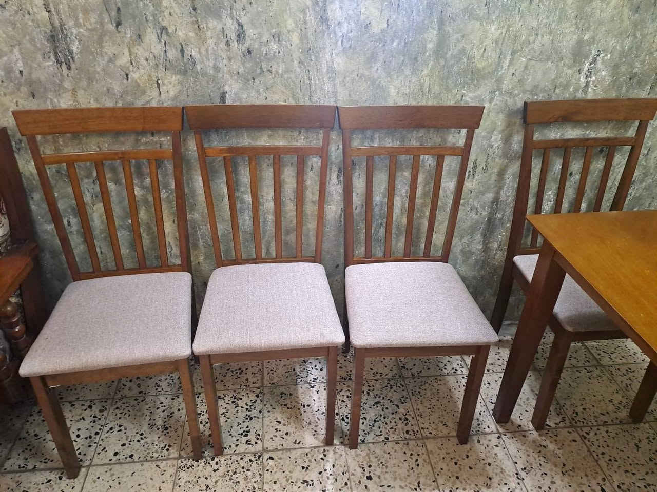 ميز طعام ٦ كراسي خشب زان (هوم سنتر)نظيف جدا بدون اي ضرر الاتصال ***********
