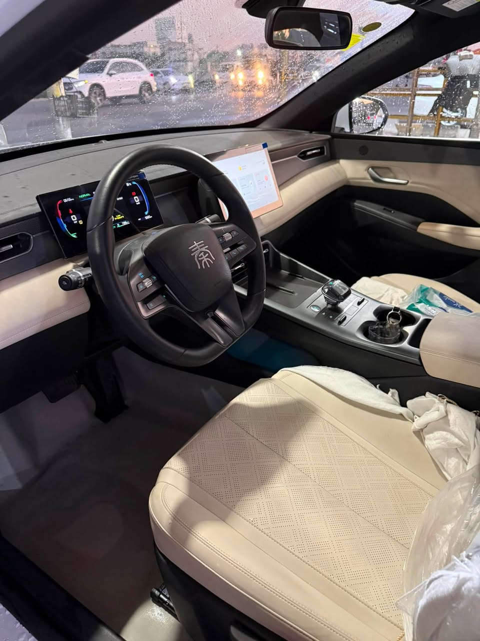 Byd Qin plus 2025
ماشي 5900 كيلو بنزين وكهرباء 
مكفوله كفاله عامه لون الداخل ابيض / 
السياره مغلفه ارضيات جلد 
الكراسي بعده علتغليف الشركه 
شاحن اصلي / سبير وعده كامله 
مكان اربيل تحويل مباشر 
السعر ١٤٠ ورقه 
*********** واتس واتصال
