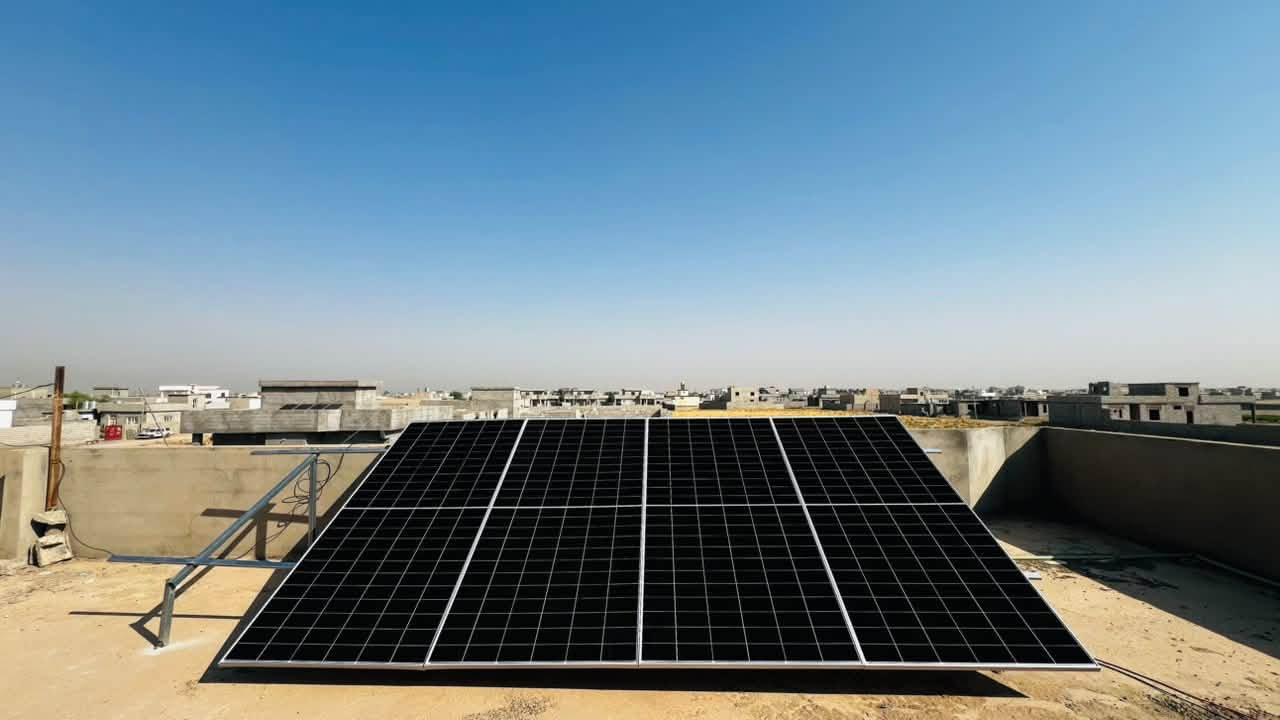 📍 اسديرة | ⚡ (8 نهاري/7 ليلي)امبير
استمتع بكهرباء 24 ساعة بدون انقطاع وتخلص من المولدات ومصاريفها!
المكونات الأساسية:
 * 4 ألواح شمسية بقدرة 600 واط
 * بطارية ليثيوم 7 كيلو SHINE ضمان 5 سنوات
 * إنفيرتر 4 كيلو  WELION
التجهيز والخدمات:
 * شامل التركيب والتنصيب الكامل
 * هيكل حديد مغلون مقاوم للرطوبة
 * أسلاك نحاسية أردنية وسراكت وجوزات أصلية
📞 للحجز والاستفسار: ***********
