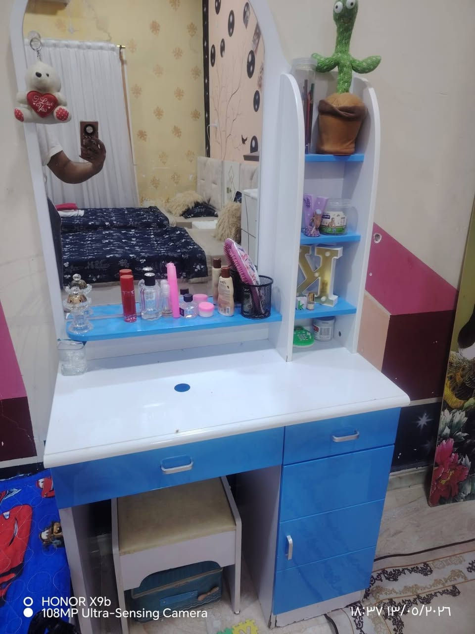 غرفه اطفال قويه تجنن جديده استعمال شهر ب450بيهه مجال قليل استفسار كرمه ابو صخير ***********

نص مكتوب في الصور:
- HONOR X9b 108MP Ultra-Sensing Camera 14:36 2024/05/13
- HONOR X9b 108MP Ultra-Sensing Camera ١٨:٣٦ ١٣/٠٥/٢٠٢٦
- HONOR X9b 108M P Ultra-Sensing Camera 18:36 1403/05/26
- HONOR X9b
- 108MP Ultra-Sensing Camera ؜١٤٠٢/٠٥/٠٥ ١٨:٣٦
- 108MP Ultra-Sensing Camera
- ١٨:٣٧ ١٣/٠٥/٢٠٢٦