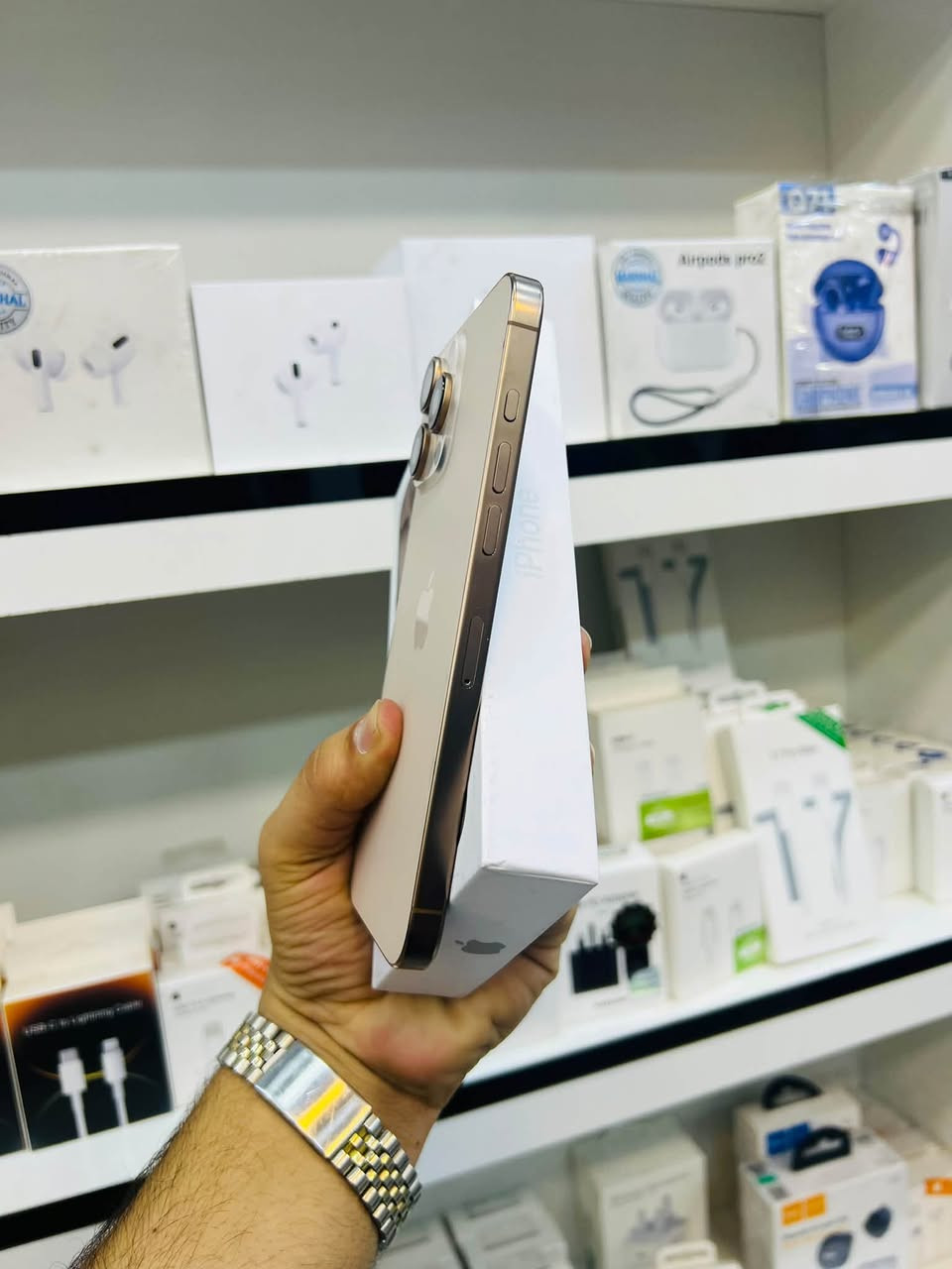 السلام عليكم 🫡
للبيع iPhone 16 pro max 
ذاكرا 256 
بطاريه 84% بلاد 
نموذج M شرق اوسط ماستر 
نضافه 90% لون ذهبي 
الجهاز فول فقط مبدل شاشه اصليه اصليه سوفت اولد ارقه نوعيه ب السوك وكله بلادي الجهاز وضع شركه صوت اتصال انترنيت كامرات فيس ايدي كله شغال مابيه خلل السعر قفل ٨٤٠ الف مكاني بغداد مدينه الصدر رقمي ***********
