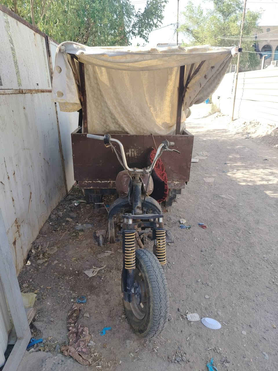 االسلام عليكم هاي لحوثيه للبيع هيه وتانكي وسماعه وياهه غراض ستوته شعندي اطيك سعر قفل 500مكاني بغداد زعفرانيه رقم ***********
