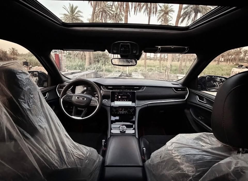 للبيع : جيب بلاك توب فول مواصفات فتحة
الموديل: 2023/

 الفئة: بلاك توب (Black Top) - فول مواصفات

 الممشى: 57,000 ميل (57mi)

المحرك :3600 اصل بانزين 

السيارة : 5راكب 

 رقم السنوية: أربيل (السنوية باسم، جاهزة للتحويل أو الوكالة النظامية)

 المواصفات الخارجية (بلاك توب): إضافات رياضية سوداء بالكامل تشمل الشبك، اللوجوهات، والجنوط السوداء المميزة، مع تضليل أصلي كامل سنوية 80%

 المواصفات الداخلية والراحة: بانوراما، شاشة كبيرة، نظام صوتي فاخر، تبريد وتدفئة كشنات، إضاءة داخلية محيطية، راحة تامة ومواصفات الفل الكاملة المعروفة عن هذه الفئة.

 حالة السيارة: ماشاء الله، السيارة نظيفة جداً وخالية من أي نواقص، ميكانيك  وصاروخ جاهزة، استخدام نظيف وشرط السفر والتحويل

السيارة كفالة عامة اي تبديل وأي صبغ ماكو مكفولة  ضرر فريم ممة اثر طسة مصلحة نفسها .

للتواصل والاستفسار:

 السعر: ( 310 ورقة وقابل للتفاوض )

 رقم الهاتف: (*********** واتساب  او اتصال )

 مكان السيارة: بغداد

نص مكتوب في الصور:
- Meta AI