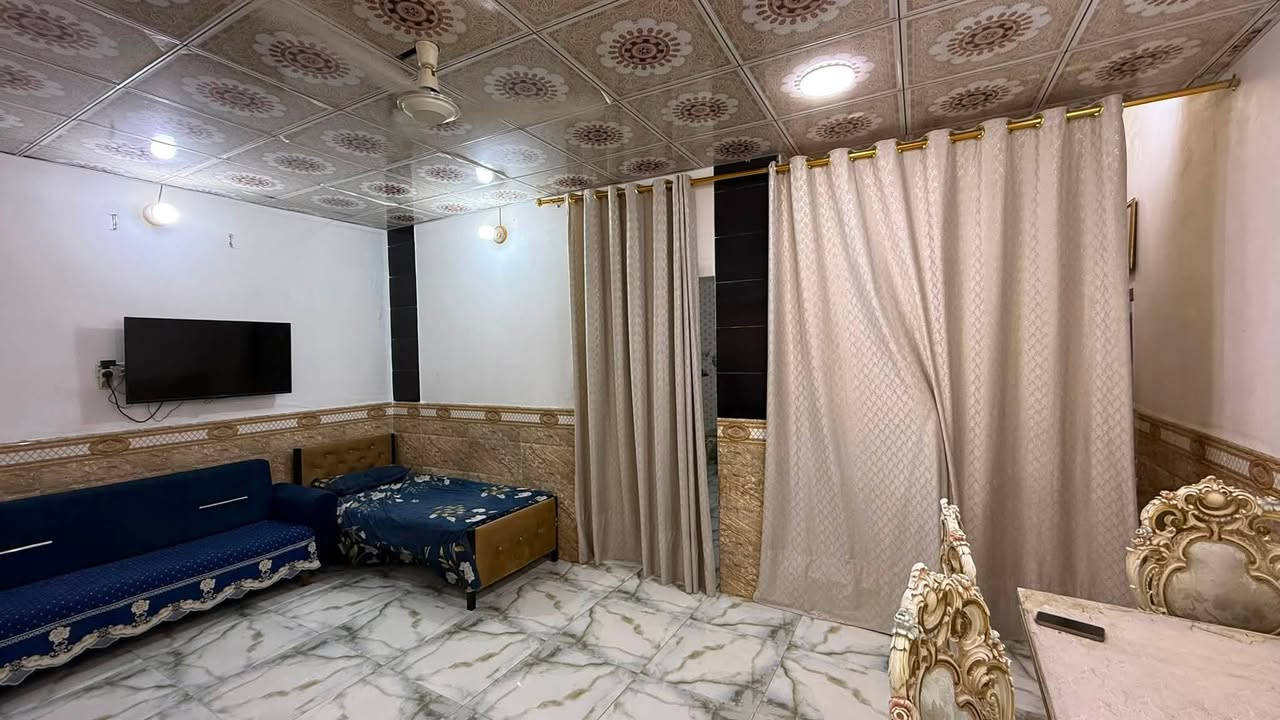 🏠 للبيع بيت سكني – موقع ممتاز
📐 المساحة: 100 متر مربع
🏡 طابق واحد
📜 طابو زراعي – سند 25

📍 الموقع:
خلف شارع معمل سمنت الكوفة بـ 50 متر من جهة البراكية، وخلف شارع سيد حبيب بـ 25 متر.

🔹 تفاصيل البيت:
• استقبال: 6 × 4
• غرفة نوم: 5 × 4
• مطبخ: 4.5 × 3.5
• صالة: 6 × 4
• مكشوفة كبيرة، ممكن تحويلها إلى مطبخ
• صحيات داخلية وخارجية
• طارمة صغيرة
• معظم الجدران مكسوة بالسيراميك
• الأرضيات بالكامل بورسلين
• سقوف ثانوية للبيت بالكامل
• السقف عكادة + فرشي

💰 السعر: 37 مليون دينار عراقي
🔸 يوجد مجال بسيط للتفاوض للجادين.

📞 للاستفسار والتواصل:
***********
