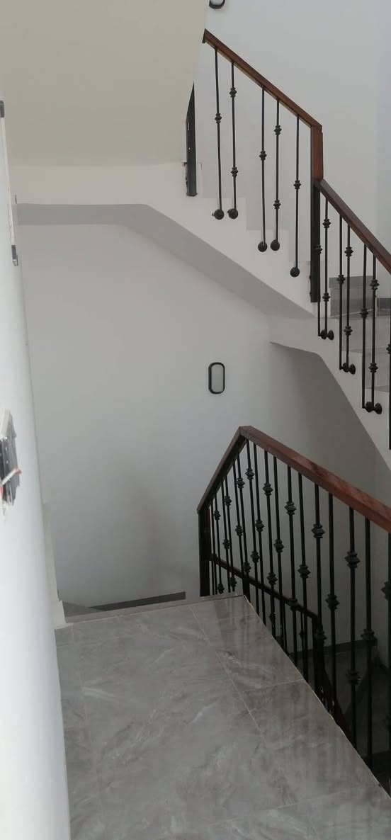 🏡 بيت للبيع – فرصة مميزة في كربلاء المقدسة
📍 الموقع: كربلاء – شارع بغداد – عمود 160

🔹 المساحة: 100 متر مربع
🔹 نوع السند: سند 25 مع إقرار محكمة
🔹 عدد الطوابق: طابقان
🔹 بناء جديد

✨ يتكون من:

3 غرف نوم

صالة استقبال

3 صحيات

🏠 بيت حديث البناء، جاهز للسكن، ومناسب للعائلات، في موقع مميز قريب من الخدمات.

📞 للاستفسار والمعاينة:
***********

مكتب كنوز الرحمن للعقار
