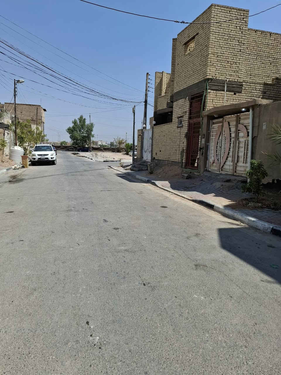 ماشاء الله
كربلاء بدايةحي الاطباء  حي راقي وناس هدوء موقع مميز بين ركنين ثالث قطعة عن شارع خلف ساحة مقابل صمود طابو صرف بناء جمهورية على ايدي مساحة ١٥٥  طابقين ثلاث غرف نوم  سعر ٢٧٥ يبعد عن الامام. ٤ كيلو ونص خدمات فول اسواق مدارس  كلها بلحي قريبه   ***********
