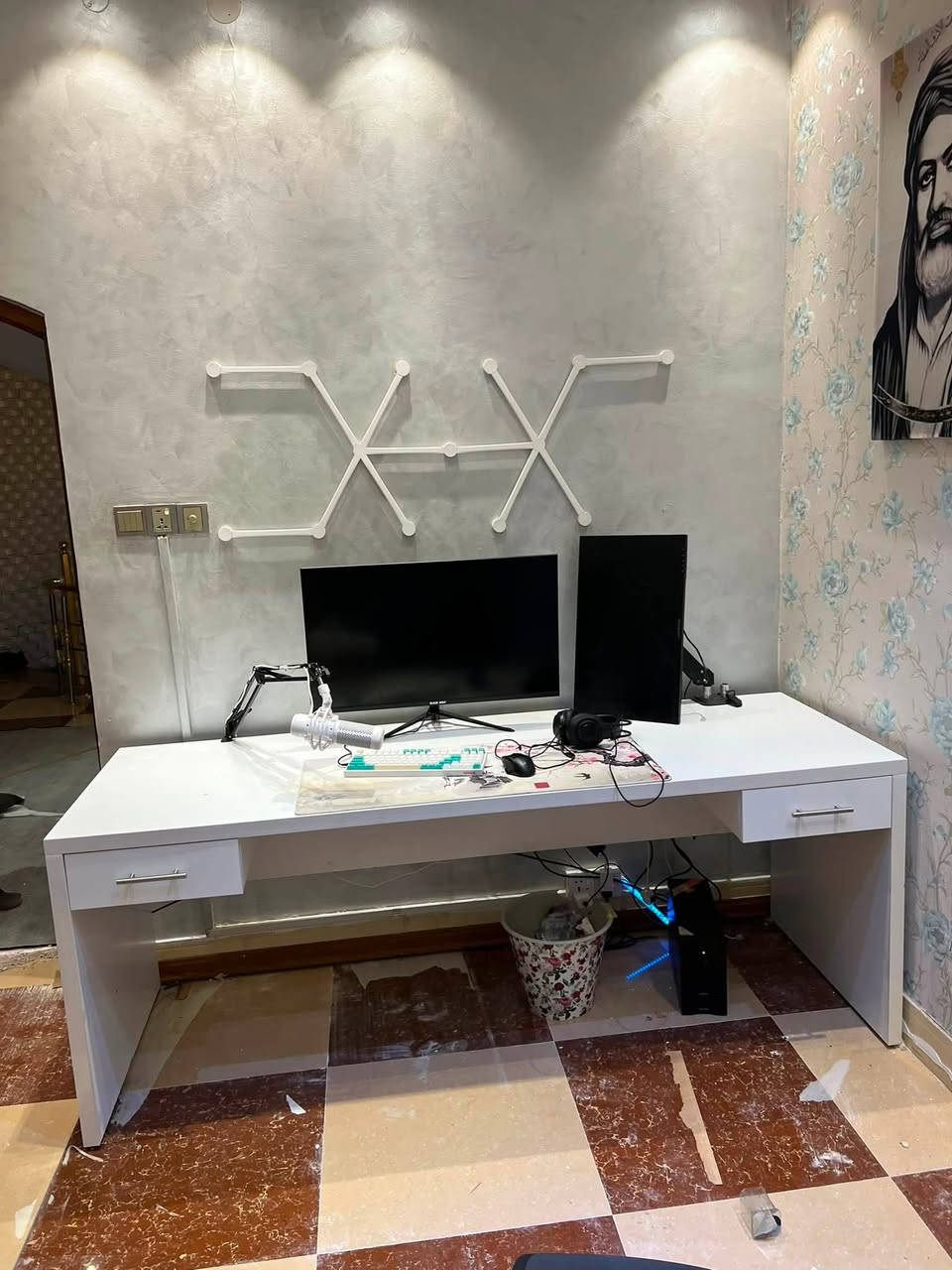 ميز كيمنك للبيع خشب قوي جدا يتحمل اوزان ثقيله طولة مترتين و 3 سانتيم  السعر 225 
الرقم ***********
