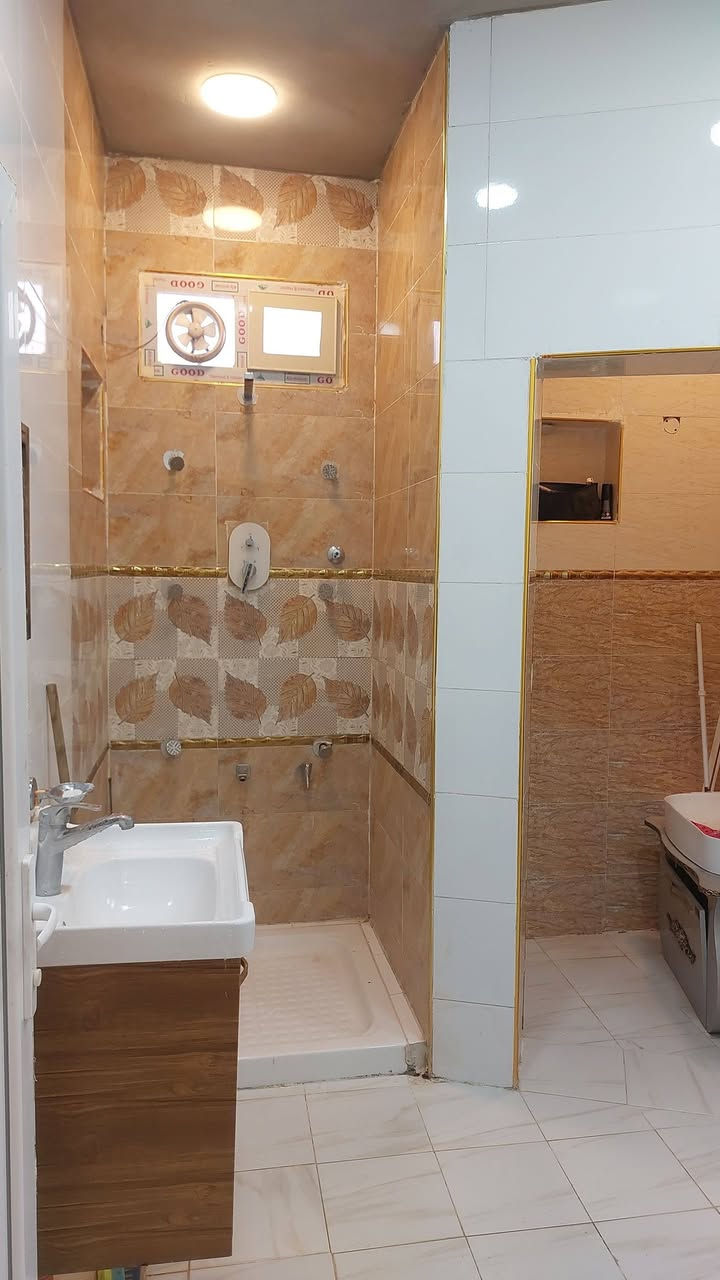 بيت في البيضاء درجه اوله مساحه 200متر 
طابق ونص يتكون من بناء ستقبال ومطبخ وصاله 
غرفتين نوم مع سويتات مع صحيات خارجيه 
الاتصال ***********اسياه ***********زين
