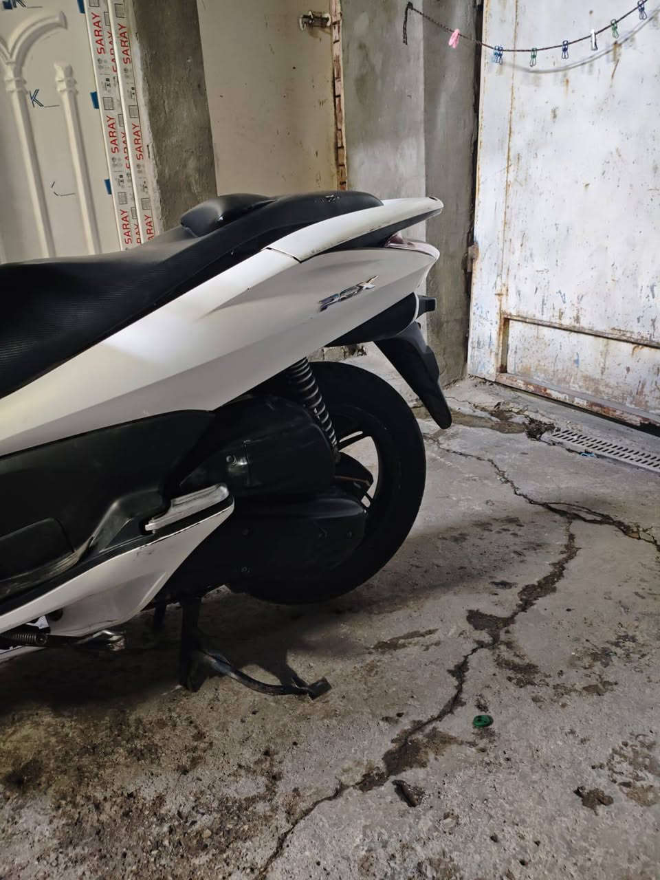 Pcx جيل اول للبيع ياباني
مكينة 125
كفرات بلادية 
نقص جامه أماميه فقط 
كهربائيات كلها شغالة 
السعر 950 وبيها مجال بسيط
بغداد مدينة الصدر 
للإستفسار: ***********
