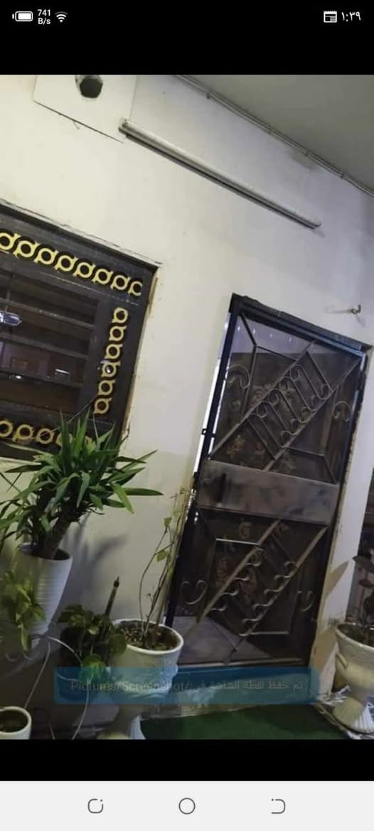 سلام عليكم بيت 100متر مربع طابقين للإيجار يحتوي الطابق الأول على غرفه منام واستقبال ومطبخ وصحيات والطابق الثاني يحتوي على غرفتين نوم ومطبخ وصحيات وبلكونه سعر الايجار 375الف وبي مجال بسيط الماء والكهرباء على صاحب الدار  الاستفسار ***********او*********** العنوان كركوك خمس وخمسين بل بدايه مقابيل دوميز
