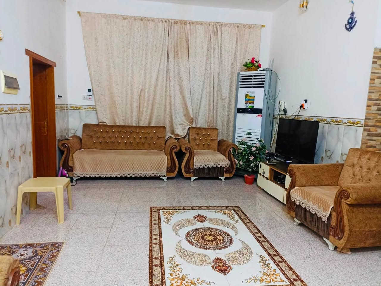دار سكن للبيع 📍حي السيدة زينب
* المساحة البناء : 150م 
* على ساحة
* غرفة نوم عدد ٢
* صالة
* استقبال
* مطبخ
* صحيات داخلية وخارجية
مكتب النجيماوي📍حي المعلمين مقابيل مطعم كوخ السلطان 
***********
