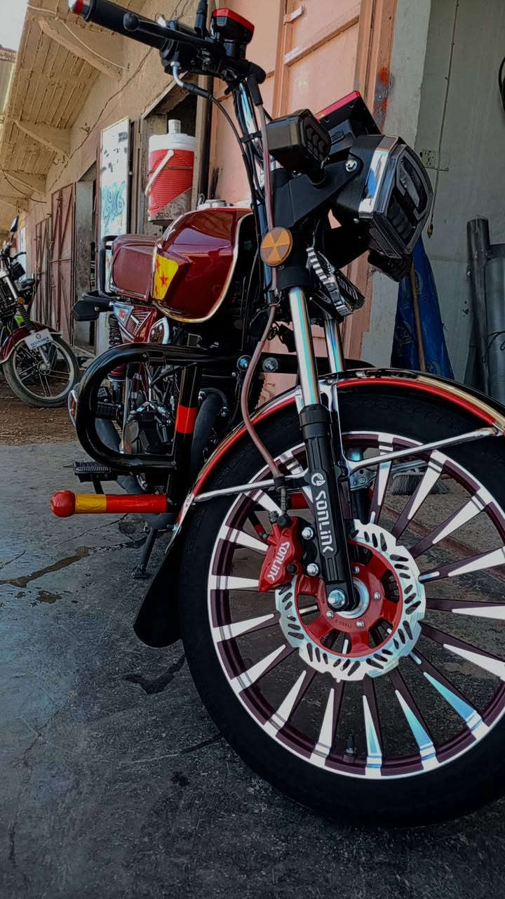 السلام عليكم 
للبيع دراجه سونلك محرك زنجيل 200cc
موديل 25
وياه سويجات2
بصمات2
ورقة عاديه
مكفوله من كلشي 
ماشيه4650 قابله لزياده
التواصل (***********)

