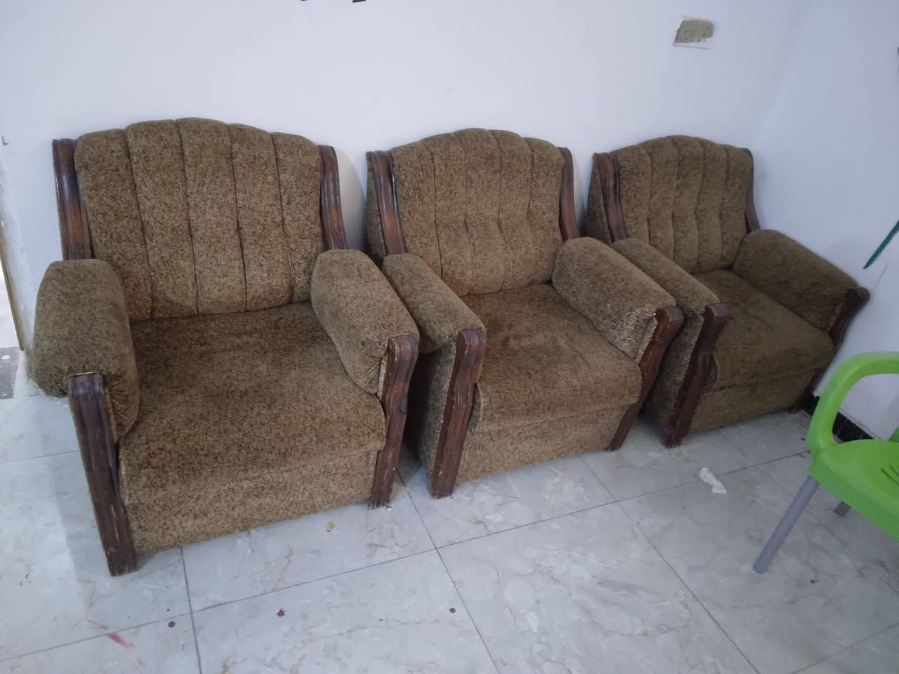 السلام عليكم 
الزيتوني عوزه بس تنضيف 
والجوزي نضيف 
***********
