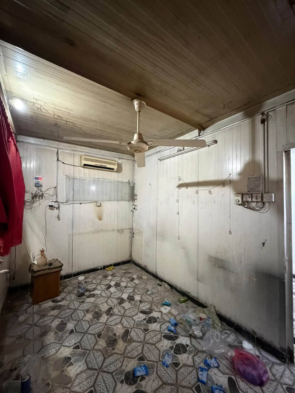السلام عليكم
عندي هاذا السندويج للبيع مع البيبان الحديد مكاني بغداد حي الاعلام 
***********
