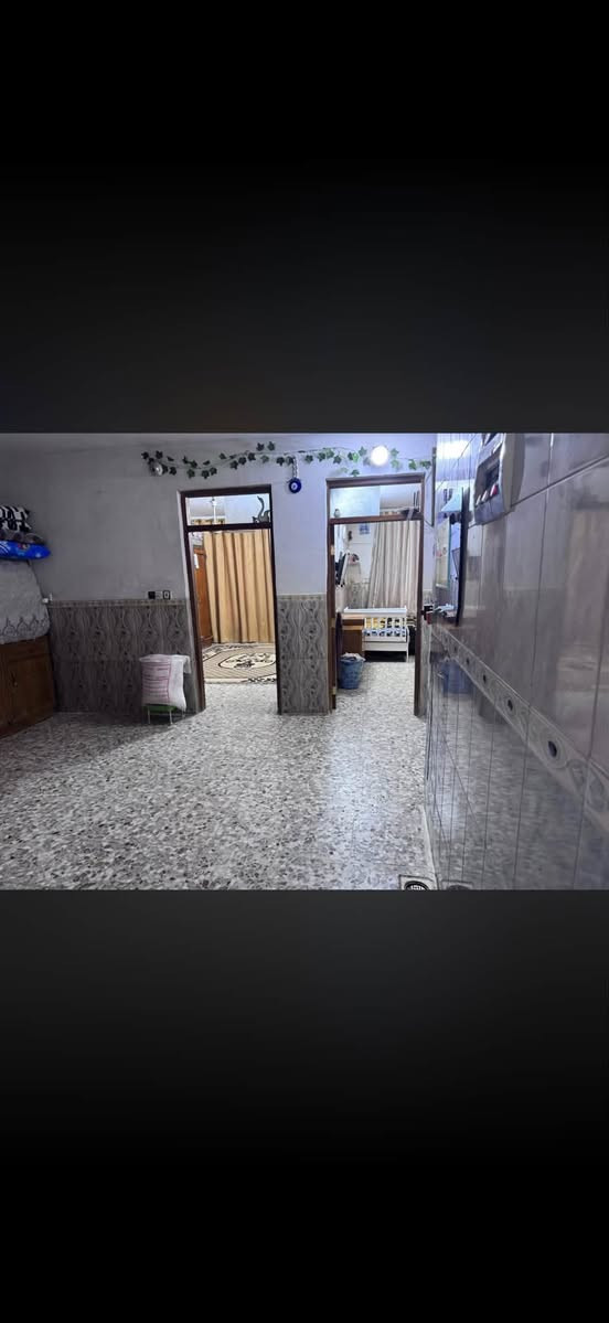 بيت للبيع مساحة 150م  طابق ارضي فقط
واجهة 7ونص نزال 20 
بيت زراعي سند 25 
موقعة الشعب خلف جامع الشروفي فرع المختار  مجاري تبليط كامل الخدمات 
محتوياته 
2غرف نوم صالة استقبال حمام حولي 
بيت قبل سنة كاشي وسيراميك وشتايكر جديد
سعر البيت 160 وبي مجال 
للاستفسار اكثر  ***********

نص مكتوب في الصور:
- 22 LTE 1:51 5 من 9 عقارات حي اور والشعب والبنوك والثعالبة عابر السبيل . 28 نيسان . ـ
- 22 LTE 1:51 4 من 9 عقارات حي اور والشعب والبنوك والثعالبة عابر السبيل . 28 نيسان .