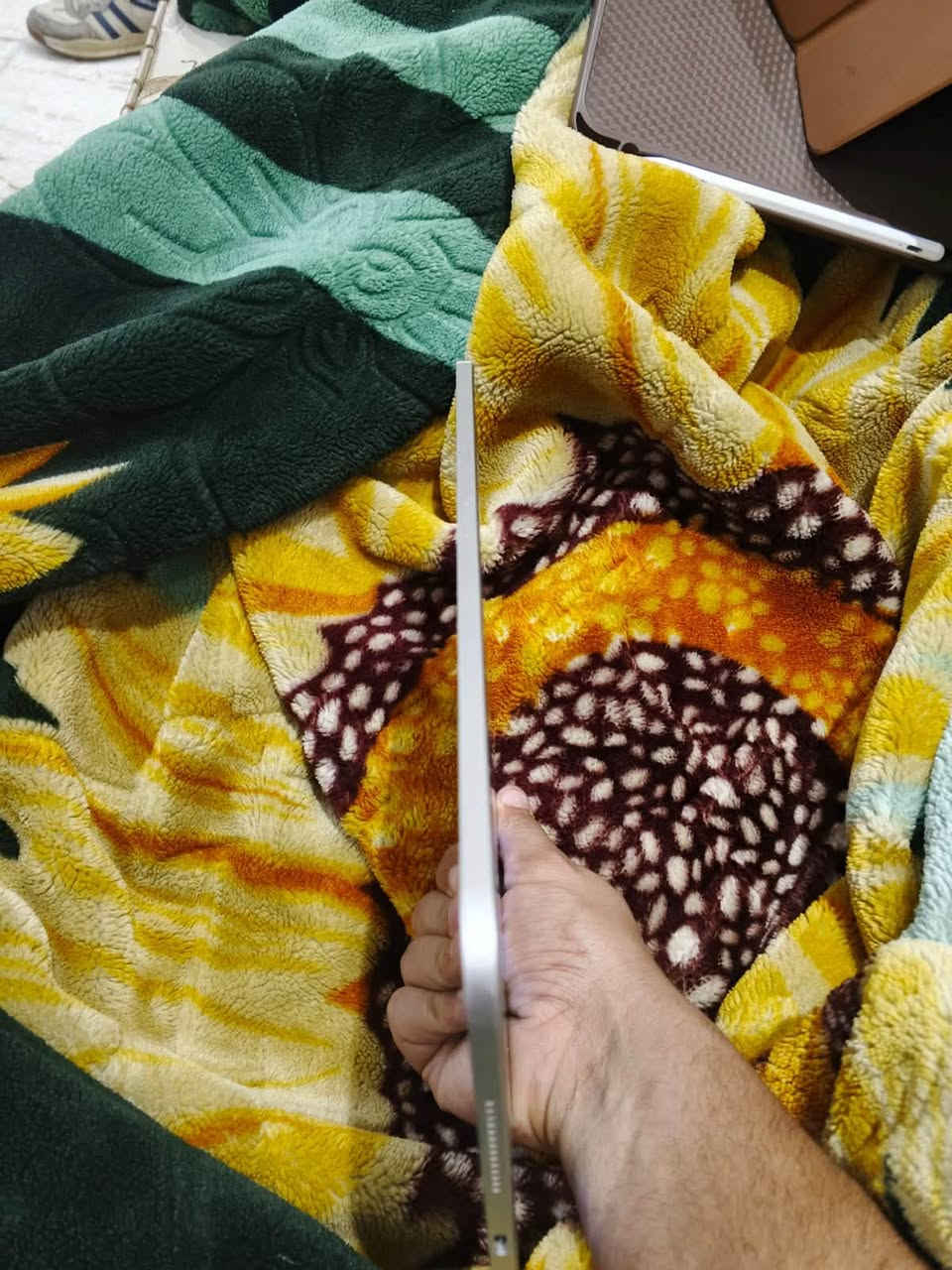 السلام عليكم ايباد ابرو ام ٤
الذاكره ٢٥٦ 
الايباد نضيفف زلغ ما بيه وما امبدله اي رد شي بيه كله شغال بطاريه ٨٢

وياه بس شاحنه اصليه من ابل  بدون كارتون السعر ٩٥٠ ألف قفل العنوان الشعله ‪+964 774 611 2372‬

نص مكتوب في الصور:
- قاسم فالح حساب Apple و iCloud والمزيدات حساب Appleتحديث للبرامجنمط الطيرانMERCUSYS_FA9A_5G Wi-FiBluetoothمشغلVPNغير متصلعامسهولة الاستخدامالبحتاشلارئيسيةومكتبة التطبيقاتالكاميراتعدد المهام والإيماءاتالتطبيقاتمساحة تخزين iPadiPadالمستخدم: ١٠٥,٨١ غ.ب. من ٢٥٦ غ.ب.١٥٠,١٩ غ.ب.التطبيقارات الصورiPadOSبيانات النظامتوصياتتمكينإزالة التطبيقات غير المستخدمةوفِّر لحد ٣٣ م.ب. إزالة التطبيقات غير المستخدمة تلقائيًّا عندما تكون مساحة التخزين منخفضة. ستتبقى مستنداتك وبياناتك محفوظة.الحجمPUBG MOBILEآخر استخدام: اليوم٣٥,٦ غ.ب.تيليجرامآخر استخدام: اليوم٧,١ غ.ب.Call of Dutyآخر استخدام: ٢٠٢٦/٩/٢٠٦,١٩ غ.ب.DaVinci Resolveآخر استخدام: ٢٠٢٦/٩/٢٤٣,٩٦ غ.ب.Clash of Clansآخر استخدام: ٢٠٢٦/٩/١٨٢,٨٢ غ.ب.Facebookآخر استخدام: اليوم٢,٧٥ غ.ب.TikTokآخر استخدام: اليوم٢,٧٥ غ.ب.
- الجمعة ٢ تشرين الأول بحث قاسم فالح حساب Apple و iCloud والمزيد اراح حساب Apple جد تحديث للبرامج نمط الطيران MERCUSYS_FA9A_5G Wi-Fi مشغل Bluetooth VPN عام تسهيلات الاستخدام البحث الشاشة الرئيسية ومكتبة التطبيقات الكاميرا تعدد المهام والإيماءات خلفية الشاشة حالة البطارية حالة البطارية عادية تعمل بطارية iPad هذه على النحو المتوقع. حول البطارية والضمان... الحد الأقصى للقدرة ٨٢٪ هذا قياس لقدرة البطارية مقارنة بقدرتها عندما كانت جديدة. قد تتسبب القدرة المنخفضة بتقليل ساعات الاستخدام بين عملية الشحن والأخرى. عدد الدورات ٧٤ هذا هو عدد مرات استهلاك iPad لقدرة البطارية. معرفة المزيد... الحد: ٨٠٪ سيتم شحن iPad إلى حوالي ٨٠٪ فقط. معرفة المزيد... تاريخ التصنيع شباط ٢٠٢٥ أول استخدام آذار ٢٠٢٥