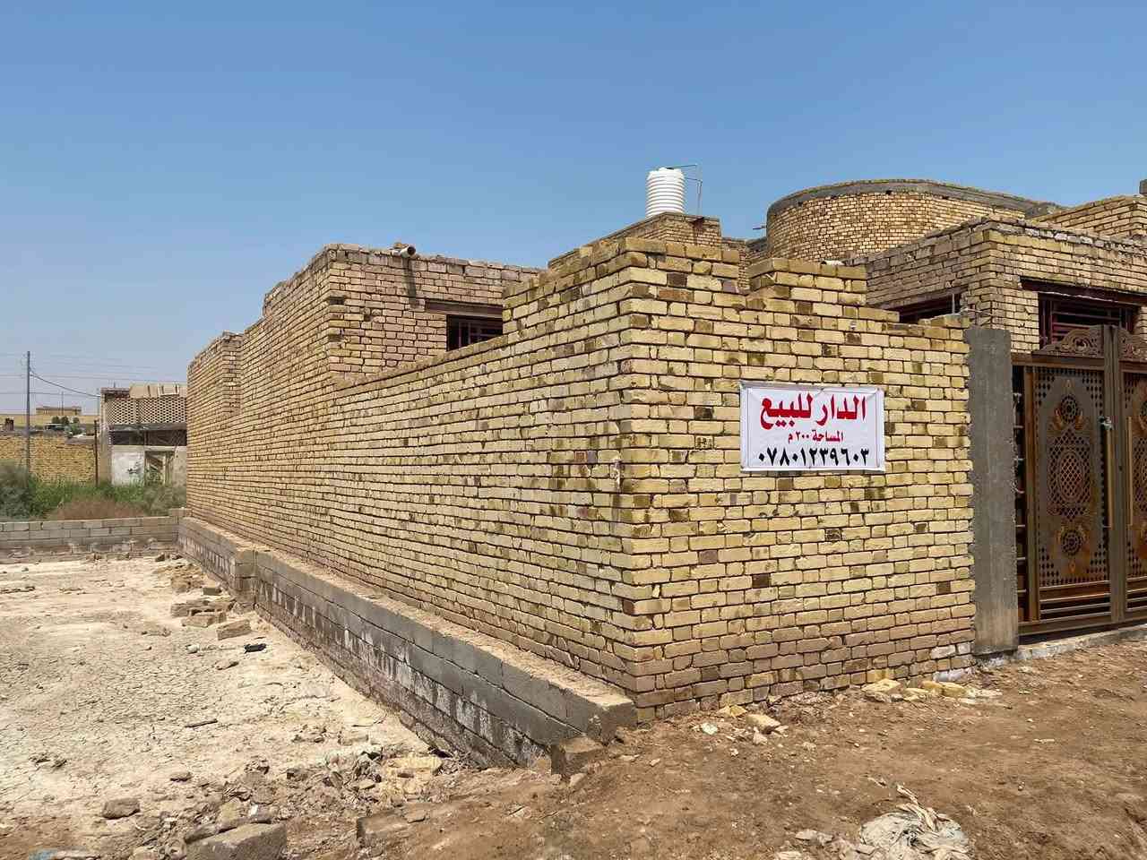 السلام عليكم بيت للبيع المساحه 200 متر  هيكل بناء درجه اولئ عگاده بي غرفتين نوم وصاله ومطبخ وديوانيه ومجمع صحيات مكان الشطره منطقه ال حامي الاستفسار ***********

