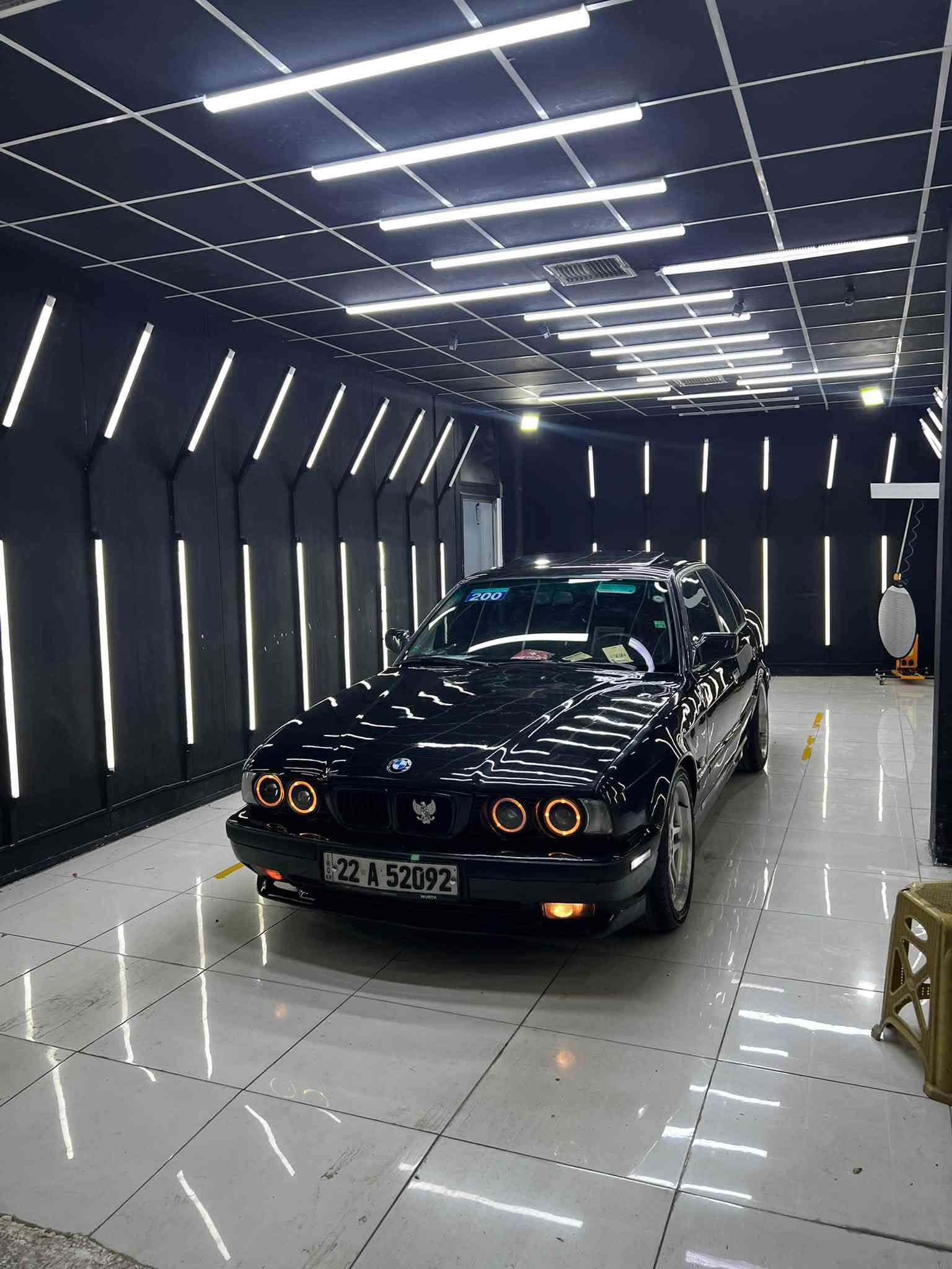 سلام عليكم 🫡 
بيئم دبليو 1993 فول فول مواصفات ☝🏽
اصل فصل 525 گير توماتيك بلادي 💯
السياره من الدعاميه للدعاميه كله بلادي 👍🏽
سلايت كهربائي + كشنات جلد + كشنات تدفئه 
تبريد ثلج ثلج 🥶 + لايتات زينون + لايتات حلقه + بنكه كهربائيه 
بجم عريض + وياله و دعاميات M + دبل ايرباك 
بريك ABS + ماشالله بحياتي ماشايف هيج تبريد بارد 🥶
گير محرك بشرط بل باكيت لا صرف لا بخار كلش جديد 🆕 
الله شاهد سياره مال جناي شغل و اطلع دينار مصرف مابي
تخم تايرات جديد + صدر امامي خلفي جديد + دسكات جديد
السياره بدون ضربه + بدون خياس + فقط صبغ جماليه فقط ماشاءلله ماباقي هيجي سياره نضيف الي يشتريها يشوف الف خير
رقم اربيل رقم سنويه هزه كله جديد بسمي شخصي لحد 2031
العنوان ~ كلار قضاء سليمانيه 📍
السعر ~ 77 ورقه وبيها مجال 💸
الهاتف ~ ***********
اخوان السوك كلشي بي حتى ب 20 ورقه اكو بس كلشي بسعره 
ملاحظة ~ تجي اذا مو مثل المنشور و مو مثل الصور مصاريفك عليه
