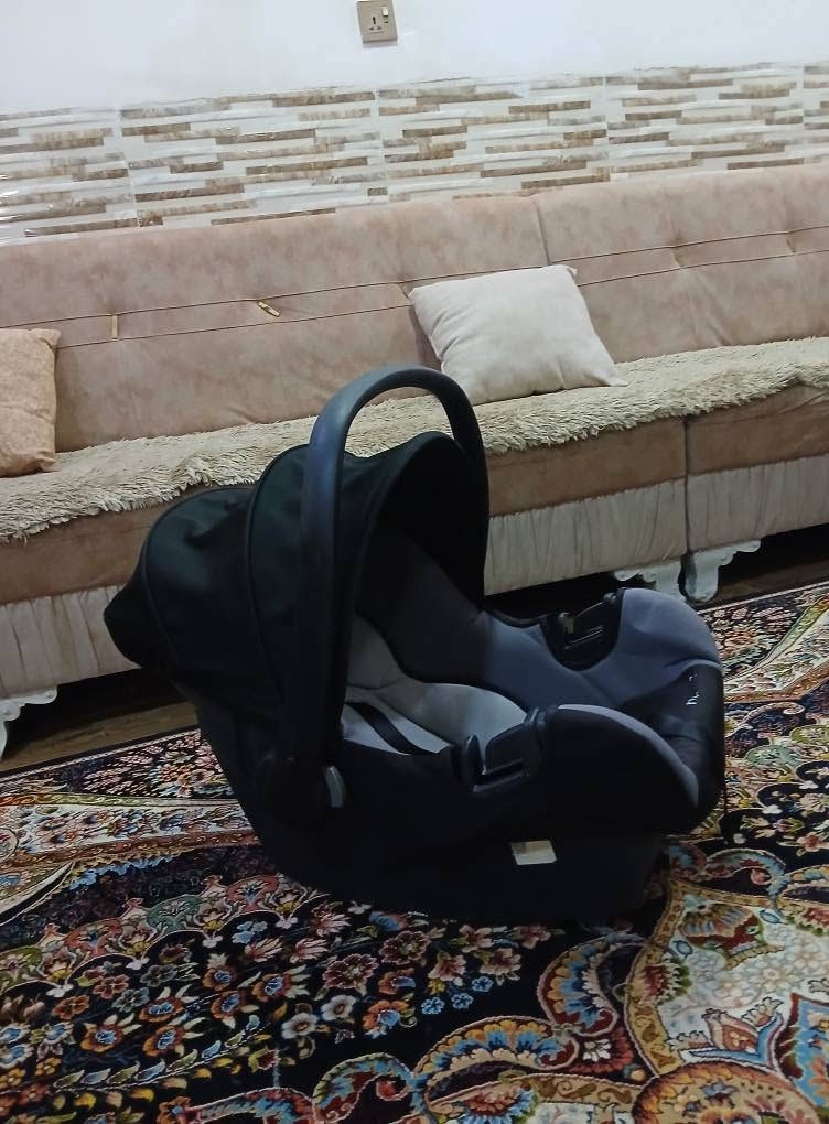 کاریکۆت و کورسی ناوسەیارە بۆ مناڵ ئەوروپیە ،  زۆر تازە و بێعەیبە ، قایشی بەستنەوەی هەیە، ڕائەژەندرێت و ئەتوانی بۆ ناوسەیارە و بۆ هەمو شوێنێک بیبەیت ، دەسکەکەی دائەدرێتەوە ، کەپرەکەشی دائەدرێتەوە ، لەتازەلەدایک بوەوە بۆیئەبێت تا نزیکی دو ساڵی 
سعریشی زۆر گونجاوە قفڵی 15 هەزارە 
سلێمانی ، گەیاندن*********** السليمانية, العراق
