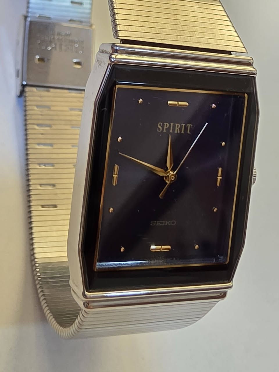 ساعة سيكو سبيريت (SEIKO SPIRIT) – أناقة كلاسيكية نادرة
تميز بإطلالة فاخرة تجمع بين الدقة اليابانية والتصميم المستطيل الكلاسيكي الجذاب مع المينا الأزرق الملكي والعقارب الذهبية الفاخرة.

​الموديل: Seiko Spirit (أناقة كلاسيكية نادرة)

​المقاس/القطر: 26 × 35 ملم

​المواصفات: هيكل وسوار من الاستيل المقاوم للصدأ (Stainless Steel)، ومقاومة للماء والمجالات المغناطيسية (Antimagnetic).

​السعر: 150,000 دينار

​للطلب والاستفسار:

📞 رقم الهاتف: ***********
