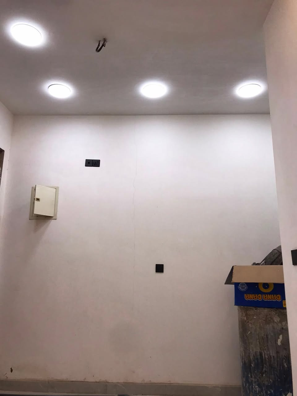 السلام عليكم 
دار للبيع طابو صرف سكني بناء حديث درجة اولى المساحه ٧٦م واقع حال ٨١ الواجهه ٥ونص مدخلين المنزل يحتوي على مدخل استقبال مع مدخل من  جهه المطبخ
العنوان الشعب .حي البساتين . الضباط 
الطابق الاول يحتوي  على غرفة نوم ومنور ومطبخ واستقبال وهول حولي وصحيات 
الطابق الثاني غرفتين نوم وصحيات
الطابق الثالث غرفة نوم كبيرة ومخزن
عرض الشارع  ٢٠ متر وعرض الرصيف امام الدار ٣مترات تشجير امام الدار
  المنزل  تاسيس خطوط سبالت وستلايت  وانترنيت  في كل غرف + كامرات خمس خطوط + تاسيس غساله + تاسيس خط للغاز 
ارضيه المنزل  بورسلين  والحمامات بورسلين حامضي
 تاسيس كهربائيات بوري للسقوف وسيمنس العقبة كهربائيات  من ماركه OTG وانارة ozen 
المنزل شغل كلش مرتب وعلى ايدينا مع استشاره مهندس للعلم البناء بارتفاع ٣.٣٠ ومنفصل وكل الجداران بناء ٩ انج حديد FF  اسمنت درجه اولى 
صحيات امل الشريف للرفت  وتركي للصحيات 
مختصر مفيد عدنا كل الصور وتفاصيل البناء 
السند باسمنا على طابو الاعظميه ....مع كاونتر BDF
للتواصل والاستفسار 
***********
اكتب تم لمعرفه السعر

