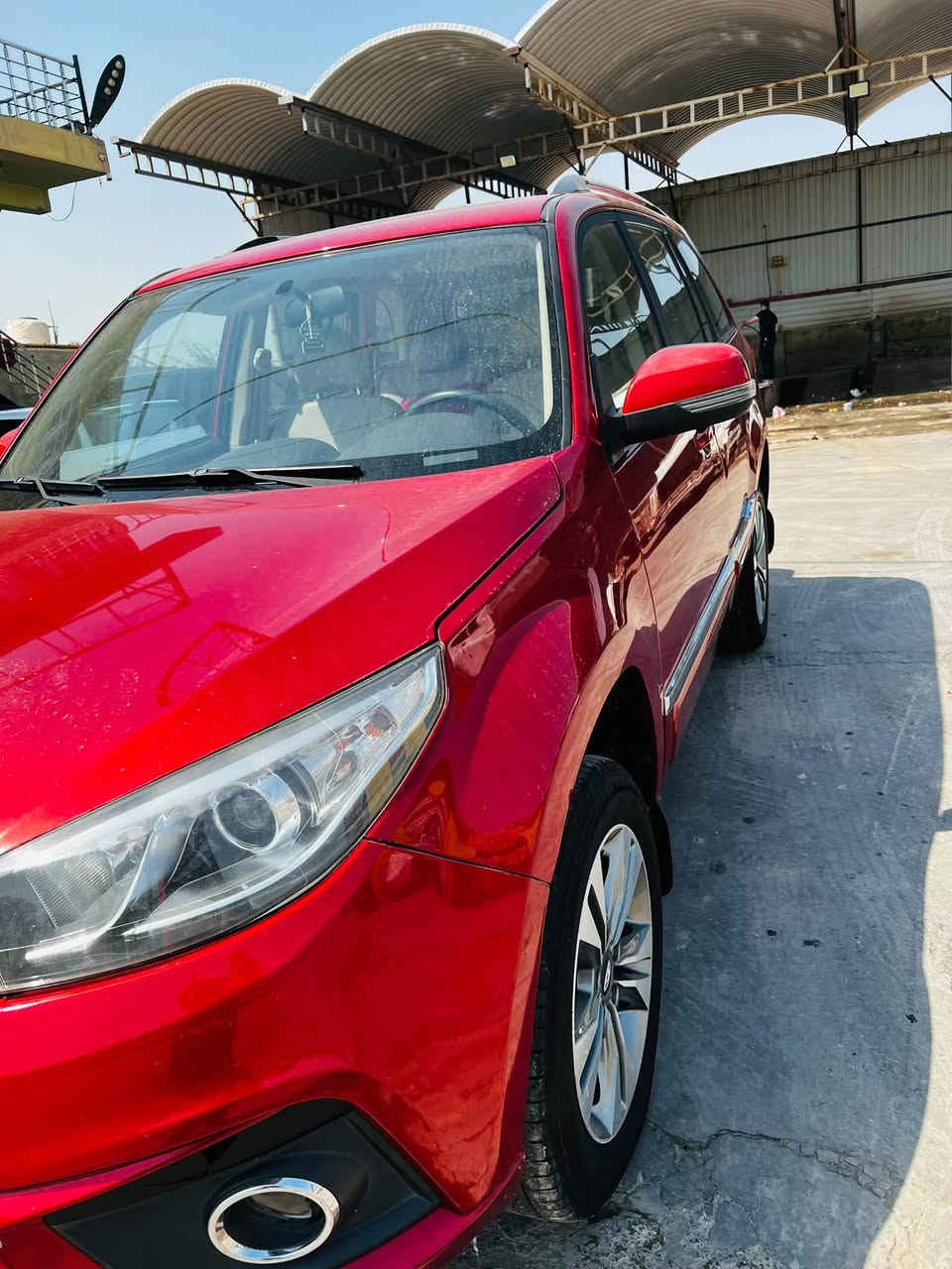 🚗 للبيع: شيري تيجو 3 (Chery Tiggo 3) موديل 2018 🚗
الموديل: 2018
 اللون: أحمر مميز (ماروني)
 الرقم: بغداد (خصوصي) - اللوحة الجديدة الألماني
 حالة البودي: كفالة عامة (عدا تعديل بارد في الجاملغ)
أبرز المواصفات:
 ناقل الحركة: أوتوماتيك
 المحرك: بحالة ممتازة ونظيفة جداً
 المقصورة والفرش: مقاعد جلد بيج بحالة ممتازة + فتحة سقف
 التقنيات والتجهيزات: شاشة لمس ترفيهية + تحكم مقود (استيرن أزرار) + تكييف ممتاص
 المظهر الخارجي: سبير علّاق خلفي مع الغطاء الأصلي + سكك سقف (Roof Rails)
 المساحة: صندوق خلفي واسع وعملي جداً
للتواصل ***********
