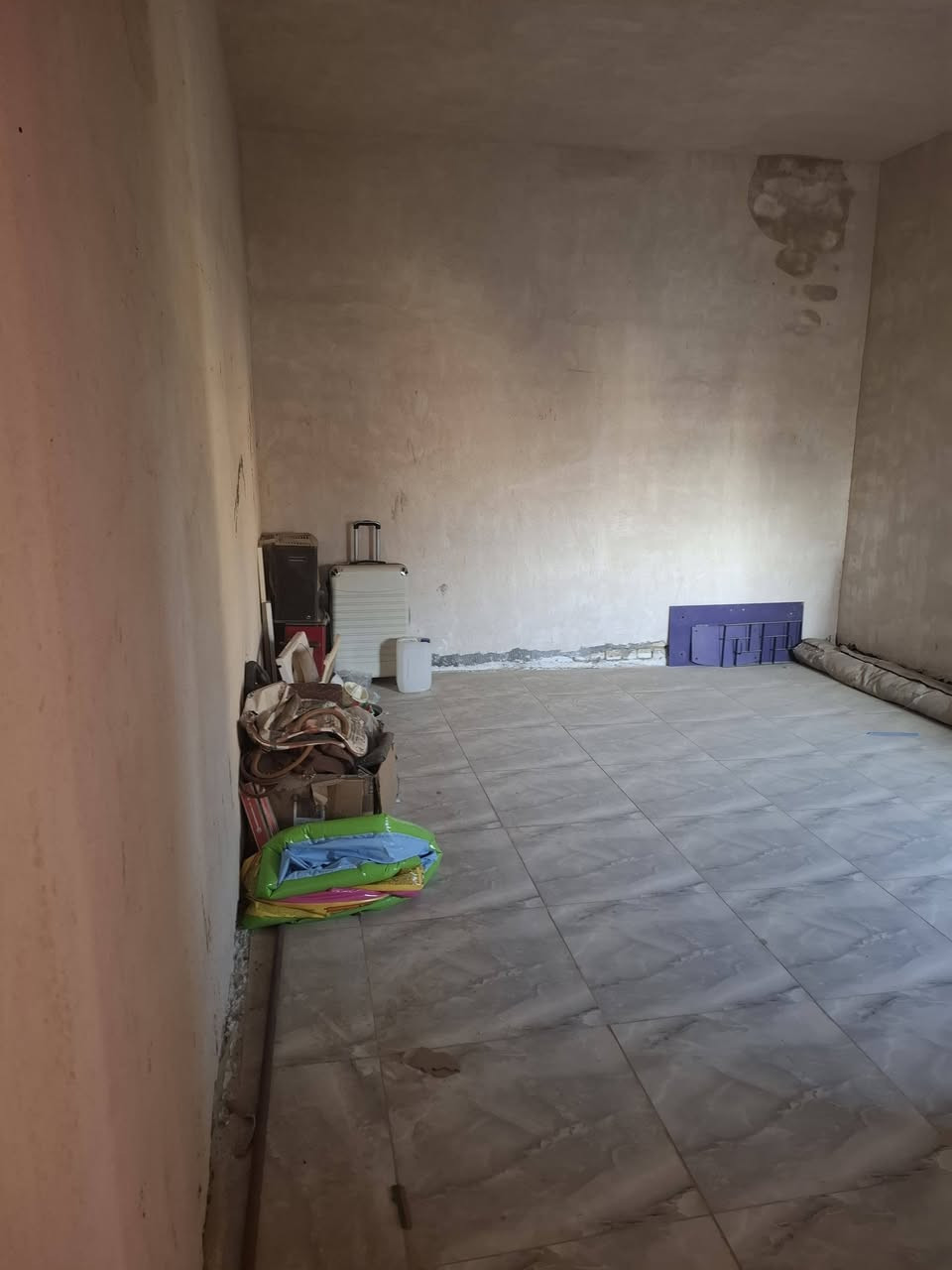 دار للبيع لمساحه 230يتكون من 3غرف وستقبال وصاله ومطبخ  صحيات خارجيه وداخليه لبناء حديث شغل درجه اوله امانة الله لموقع طريق لمعاره بضبط بصف لمضمد ابو زهراء لاتصال ***********
