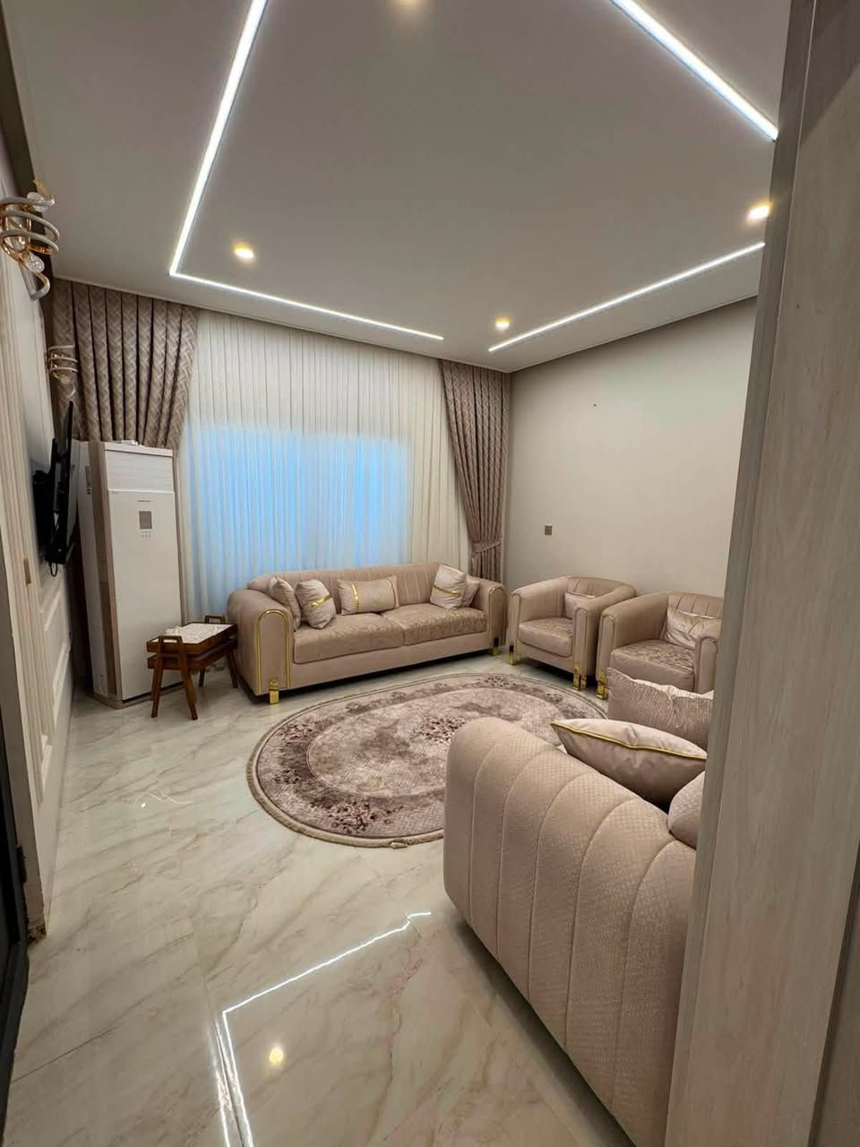 🏠دار صفر بناء حديث
   موقع مميز للبيع بناء ٢٠٢٦ 
~~~~~~~~~~~ 
بيت ١٥٠ م  ركن  طابقين  
طابق الأول مطبخ حار وبارد 
هول 
استقبال 
صحيات 
غرفة نوم 
حدائق داخلية  عدد ٢ 
مع نافورة / مغربي / ابواب شبابيك المنيوم/ درج بيانو/ نظام بوكسات 
سنة البناء ٢٠٢٦ 
طابق ثاني ٣ غرف نوم  
حي الواسطي 
/ قرب محطة الواسطي 

~~~~~~~~~~~

~~~~~~~~~~~

~~~~~~~~~~~
💸السعر :علق تم يوصلك السعر 
~~~~~~~~~~~
~~~~~~~~~~~
للاستفسار اكثر الاتصال على
***********📱
~~~~~~~~~~~
نستقبل جميع العروض 
🏠السكنيه  🏛️التجاريه
مكتب عدن بدايه سايدين عدن مقابل مجمع جوهره
