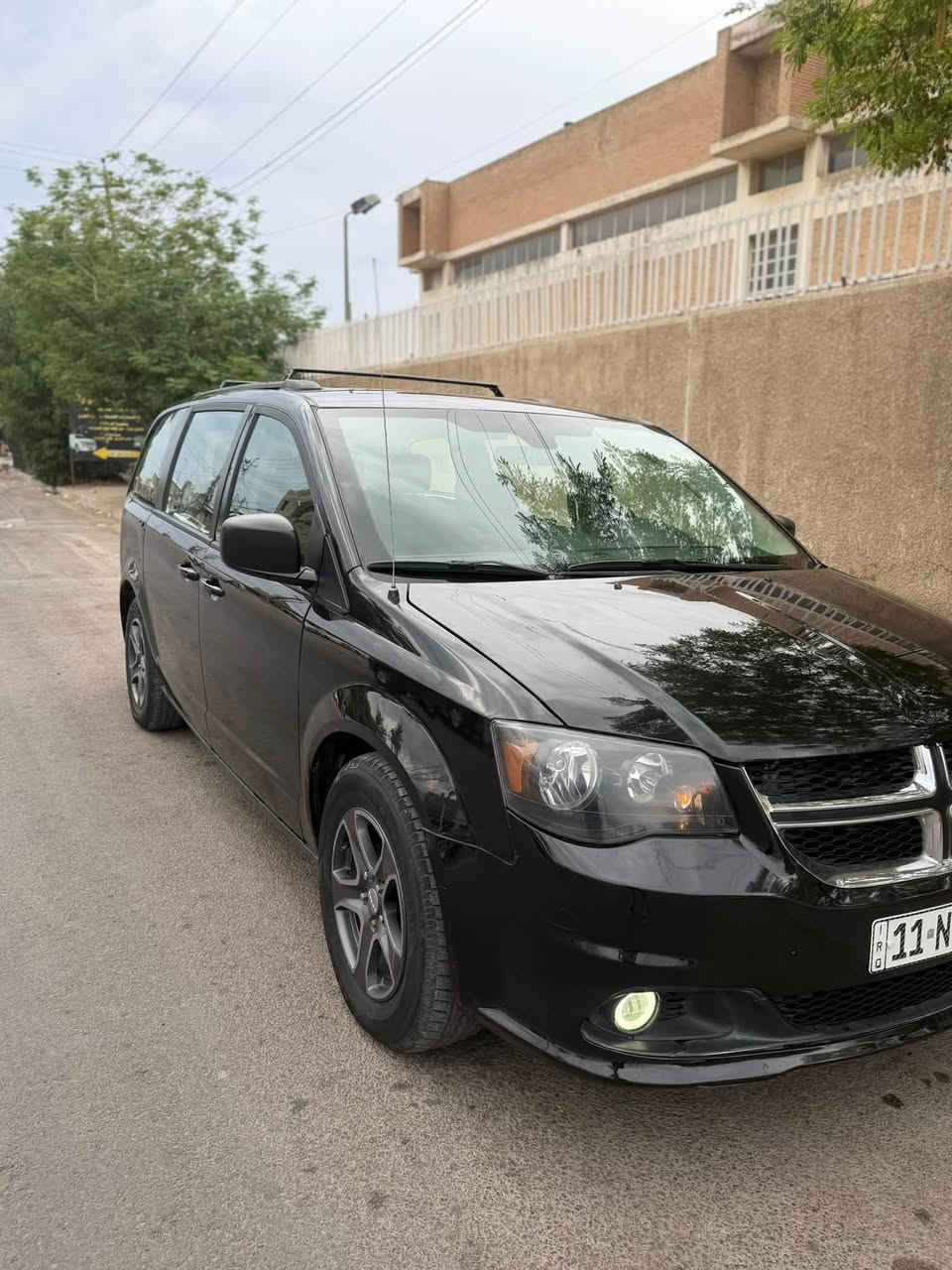 السلام عليكم دوج كرفان 2017 sxt  امريكي حادث الصندوك والجاملغ الخلفي فقط بدون ايرباك رقم بغداد بأسمي هزه جديده منضومه تبريد جديده 3 قطع صدر امامي خلفي كله جديد  المكان بغداد السعر 140 وبيها مجال ***********
