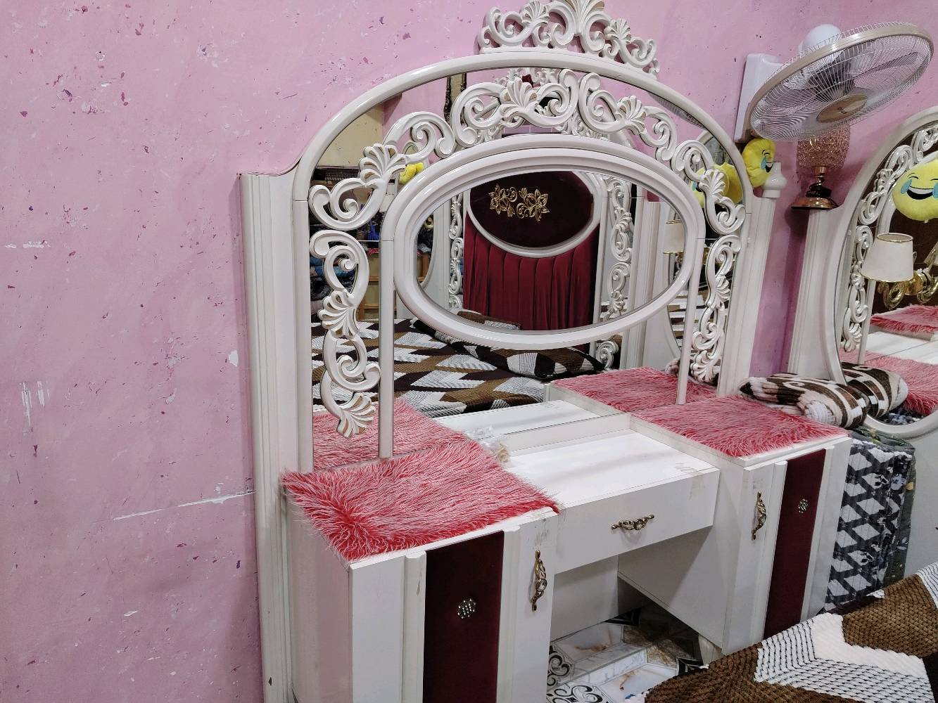 السلام عليكم غرفه تركيه نضيفه ماخذيها قبل 2 سنتين وسعرها 900 وبيها مجال للشراي رقمي ***********