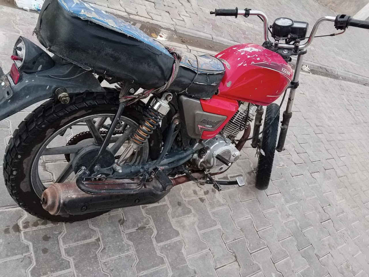 السلام عليكم مكلف بالنشر 
دراجه كيمو موديل 19 أوراق السعر 250 وبيه مجال قليل حق الجيه هذا رقم *********** كوت حي الجهاد الخاص ممنوع
