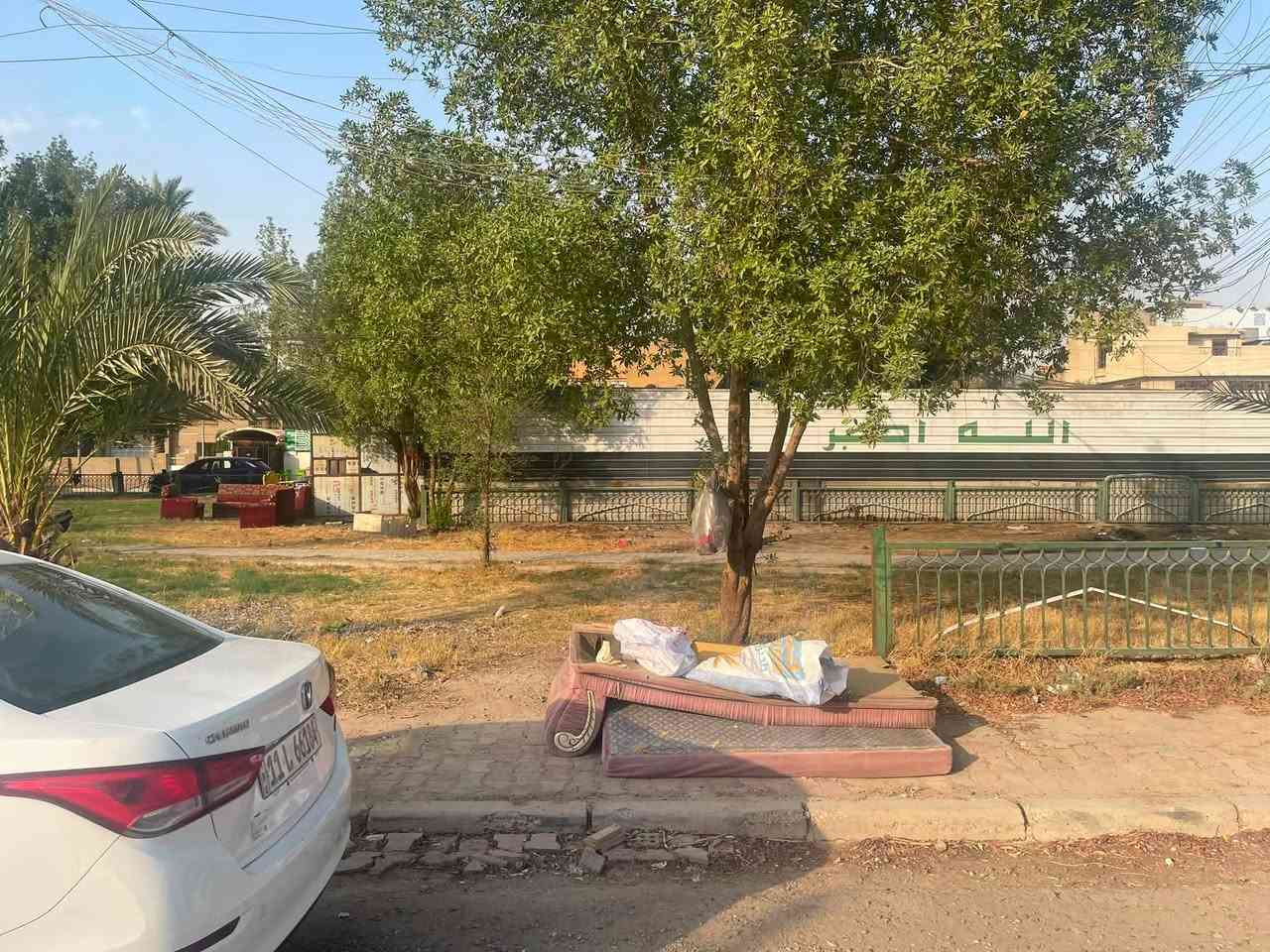 للبيع قطعة ارض مقابل الحديقه  بصف الركن صفحة الركن مبيوعه تباع بالكامل او تقطيع المساحه 116 متر الواجهه 9 والنزال 12،88 الموقع شارع فلسطين المستنصريه محله 504 خلف نادي التركمان مقابل الحديقه قريبه عالشارع العام للاتصال *********** او *********** شركة الخيمه للعقار
