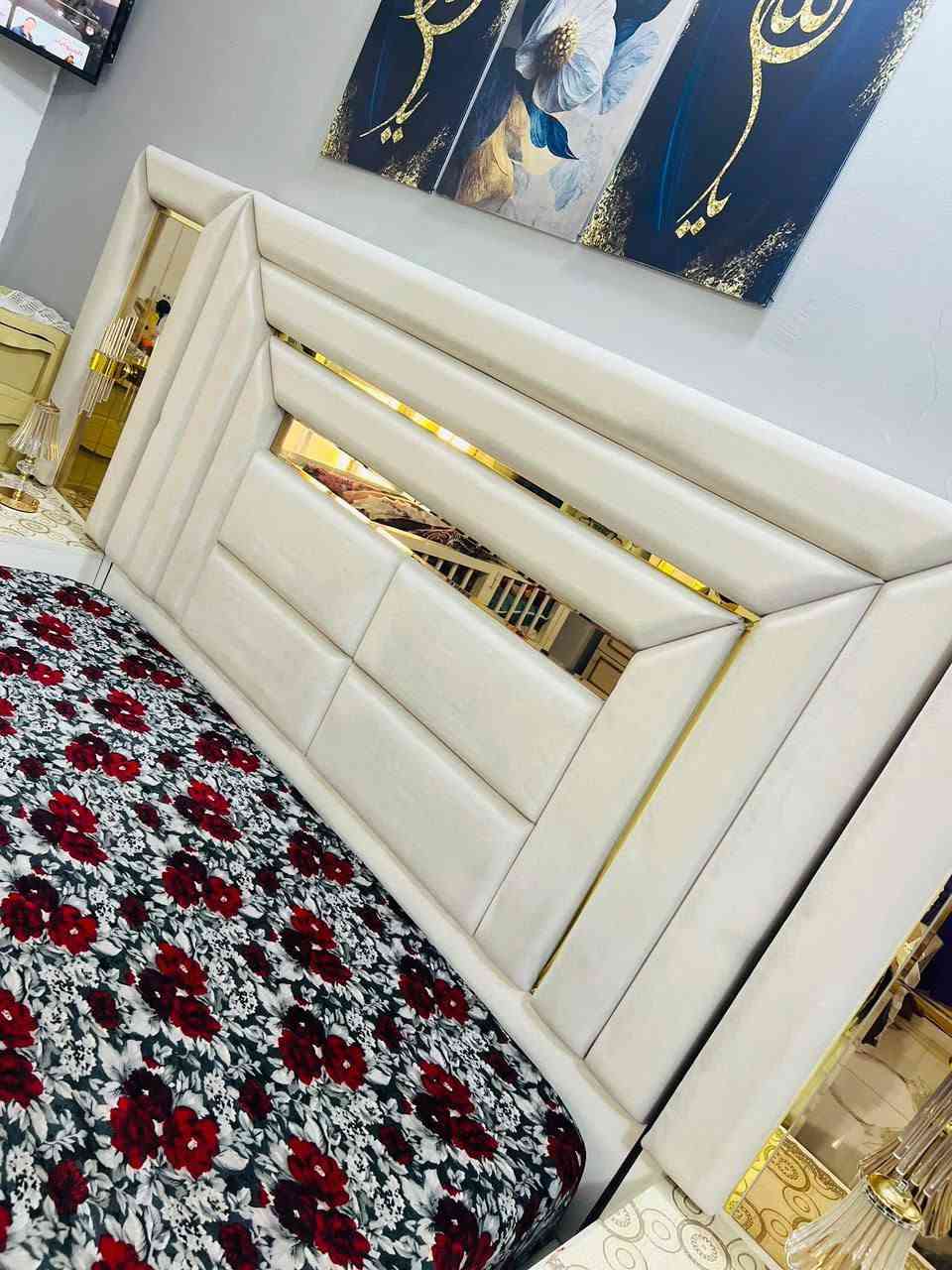غرفه للبيع تركي 10قطع  نضافه 90بلميه ايستفسار هاذا الرقم *********** العنوان بغداد السياحي. السعر مليون وربع وبيهه مجال
