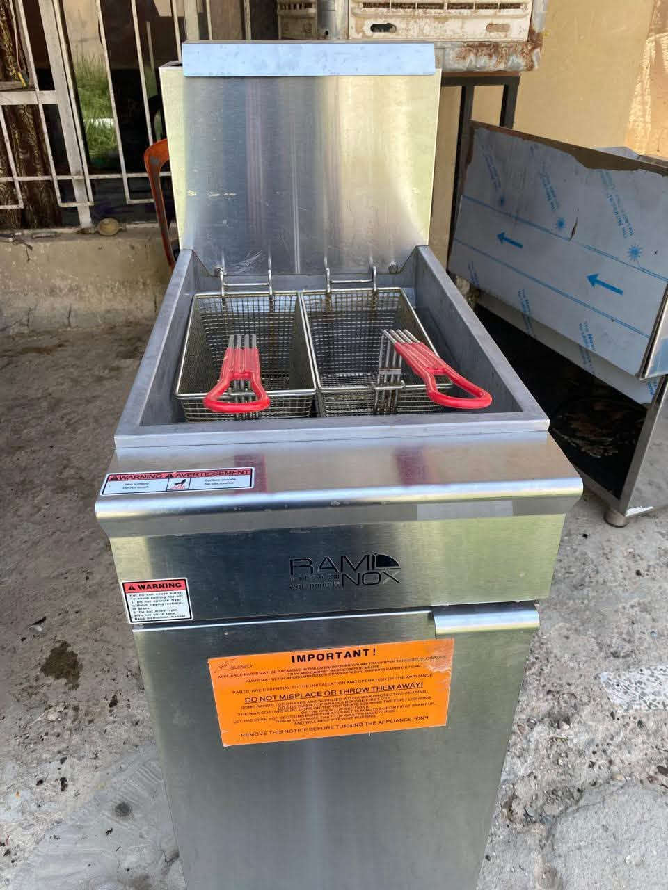 ادوات مطعم قلايه 4 عيون ااريدها 900
كريل. اريده ب 850 
ثلاجه اريدها مليون و800 
مسخدمات 3اشهر فقط جديدات ونضيفات عندي فيدوات الهم للشراي 
***********
بيعهن شلع
