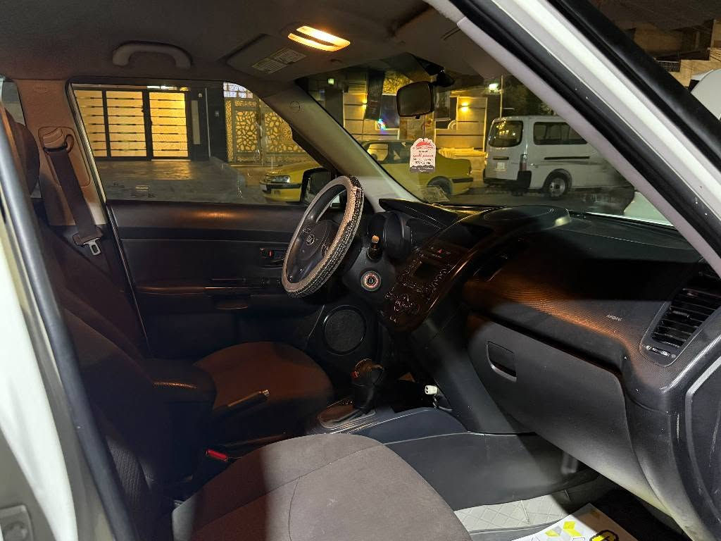 كيا صول موديل ٢٠١٣ 
لون ابيض رقم مميز 
محرك 1600 
كير ومكينة كفالة 
تدفئة وتبريد شغالة 
حادثها اربع قطع واغلبه كلير توحيد لون 
سياره ليبل واحد
اكثر من نضام قياده 
مكان السياره بغداد المشتل 
السعر 80 وبي مجال 
*********** بغداد, العراق
