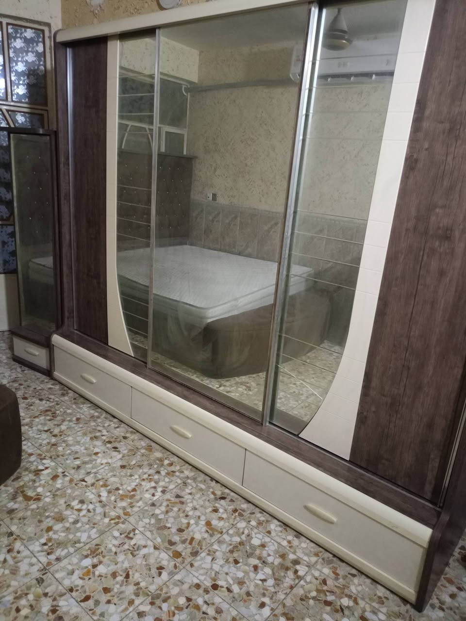 غرفه تركيا ام الصيوان نضافه 80 بلميه السعر 800 الف أو بيهه مجال التواصل الاتصال على الرقم ***********
