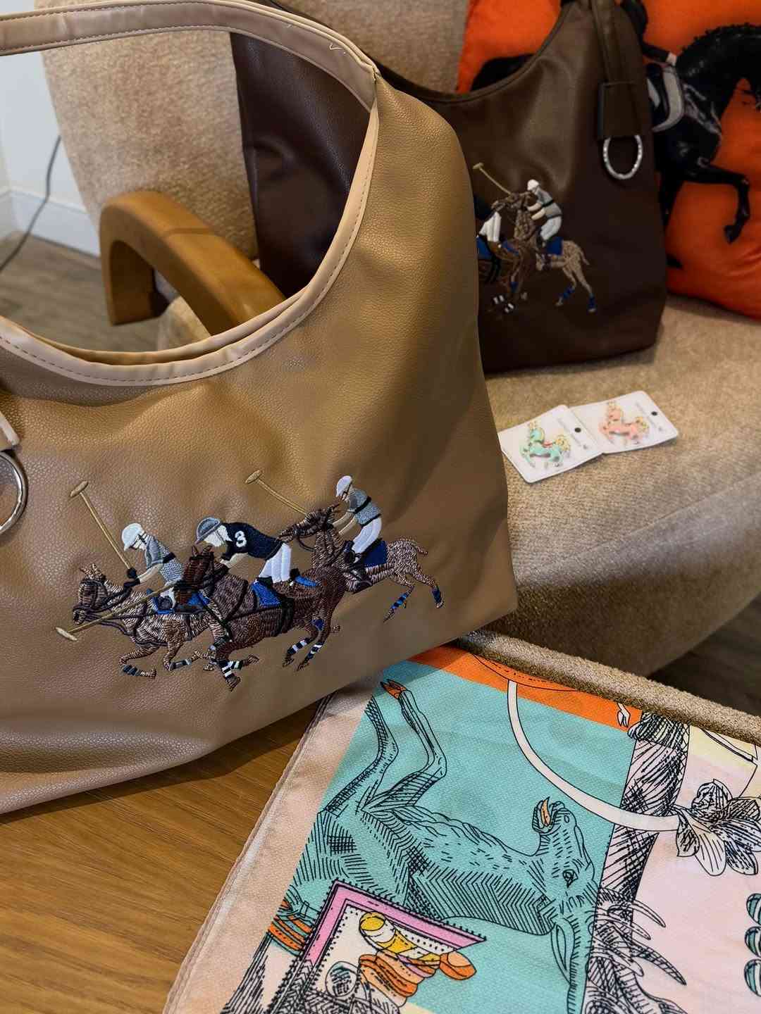 new collection bags and scarves 🍁🍂🎃🥭🐎🎠🏇🐴

توفرت تشكيلة رااااقية وجميييييلة من الحقائب والربطات 🎠🏇🏿🎠😍🤎✨🍁🧡

كوالتي جداااااا جدااااا عااااالي وفخم يليق بزبونات @boutique__nelly 🥰🦋🍂🪄

العدد جدا محدود 

ملاحظة بروش الحصان متوفر ايضا 🎠🎠

للأستفسار يرجى مراسلة الصفحة دايركت🍁🍂✨🥰🎃

يوجد توصيل 🚚 سريع إلى جميع أنحاء العراق 🇮🇶 

#حجاب #ربطات_نسائيه #bag #explorepage
