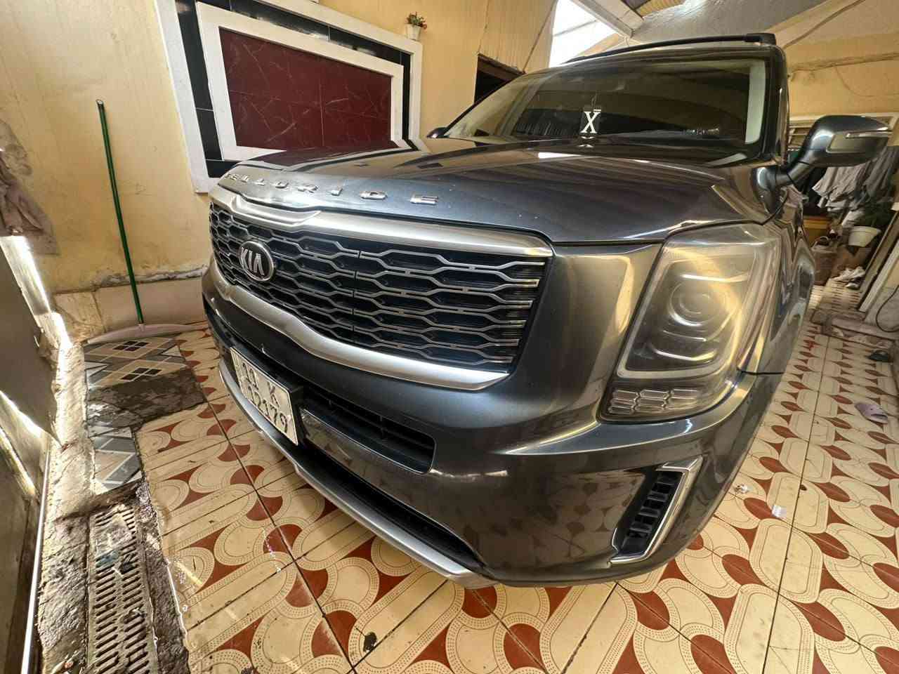 كيا تيلورايد 2020 LX نظافة 100%
مستعمل | 78.000 km | بنزين
المواصفات العامة والمحرك:
• المحرك: 6 سلندر (V6) سعة 3.8 لتر وقوة 291 حصان. كفالة.
• أرقام بغداد (خصوصي) باسمي تحويل ثاني يوم.
المواصفات الخارجية:
• اللون: رمادي غامق 
• فتحة السقف: فتحة سقف كهربائية.
• الإضاءة: إضاءة أمريكية LED مع كشّافات وسلاسل DRL نهارية.
• العجلات: ويل كب ألمنيوم مقاس كبير بتصميم رياضي.
• الحساسات: حساسات خلفية للركن.
• المرآة: مرايا جانبية كهربائية مزودة بإشارات تحذيرية.
المواصفات الداخلية والراحة:
• المقاعد: جلد أسود بحالة ممتازة جداً.
• التحكم بالكراسي: تحكم كهربائي لمقعد السائق.
• الشاشة والترفيه: شاشة لمس حديثة، مع كاميرا خلفية.
• أنظمة القيادة والأنظمة الذكية:
نظام تحديد المسار (Lane Keep Assist).
نظام منع التصادم / الفرملة التلقائية.
نظام مانع الانزلاق.
وضعيات قيادة متعددة (Drive Modes). • التكييف: تكييف مركزي ووكالة لكافة الصفوف.
• المساحة: 3 صفوف مقاعد (تسع لـ7 إلى 8 ركاب) مع مساحة تخزين واسعة بالصندوق الخلفي.
• الضرر: السيارة كفالة عامة فقط يوجد صبغ في جاملغ الأيسر من السيارة شبرين 
وأيضا بارد في حوض الاسبير فقط وباقي السيارة مكفولة كفالة عامة 
•مكان السيارة : ذي قار الرفاعي 
والسعر 225 وبيه مجال جدا قليل  للاتصال والاستفسار اكثر عن السيارة ***********/***********
