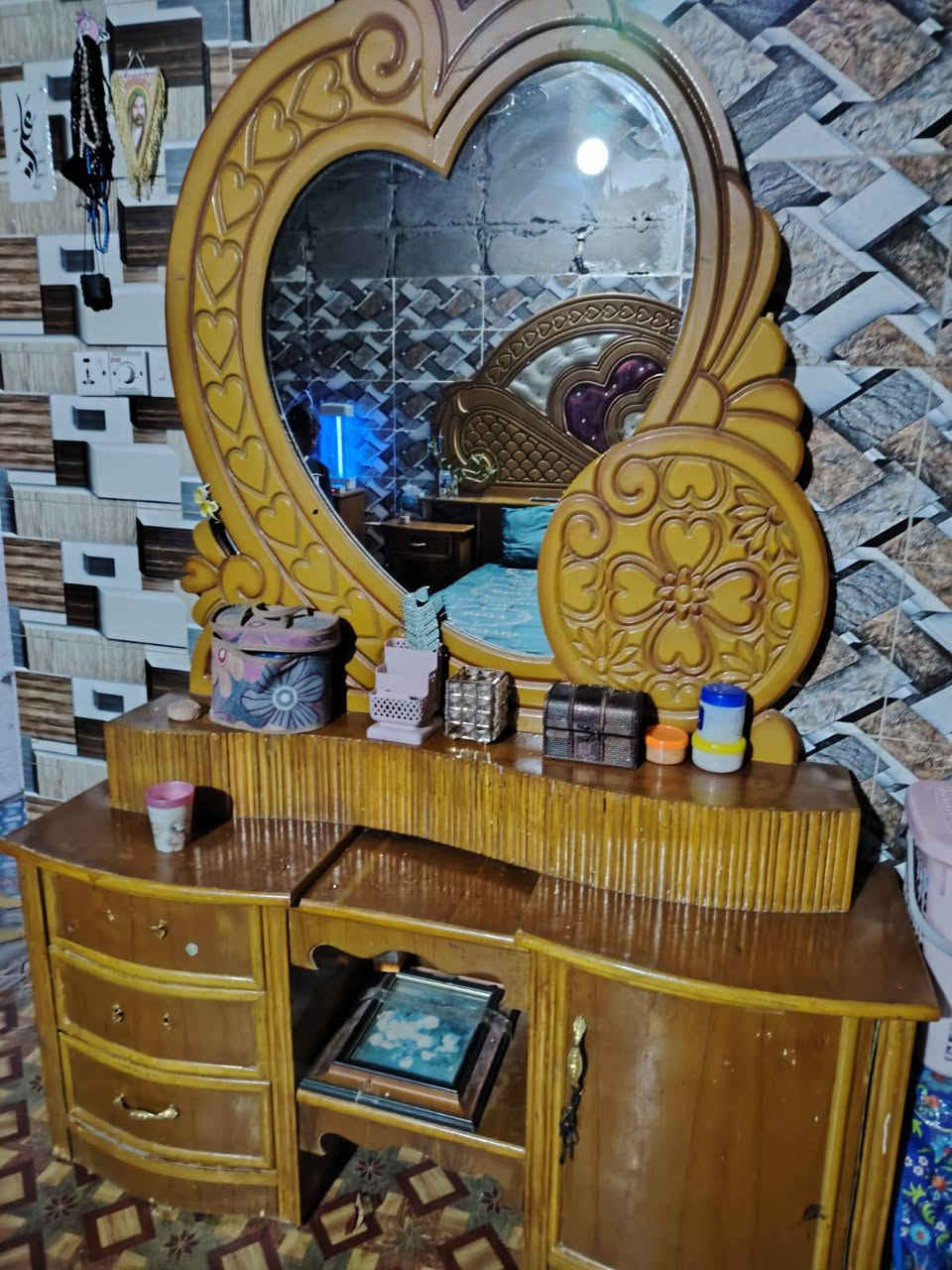 السلام عليكم غرفة اخشاب صاج عراقي لبيع سعر 750 ألف جديدة رقم الهاتف ***********بغداد العبيدي
