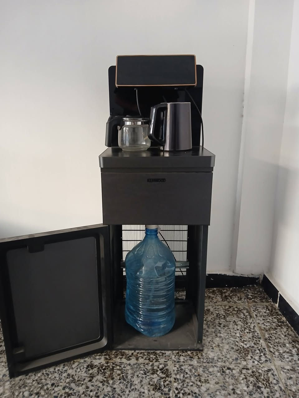 محضره قهوه وجاي وبنفس الوقت براد السعر ١٣٠ الف غير مستعمل مكان بغداد جسر ديالى رقم للتواصل : ***********
