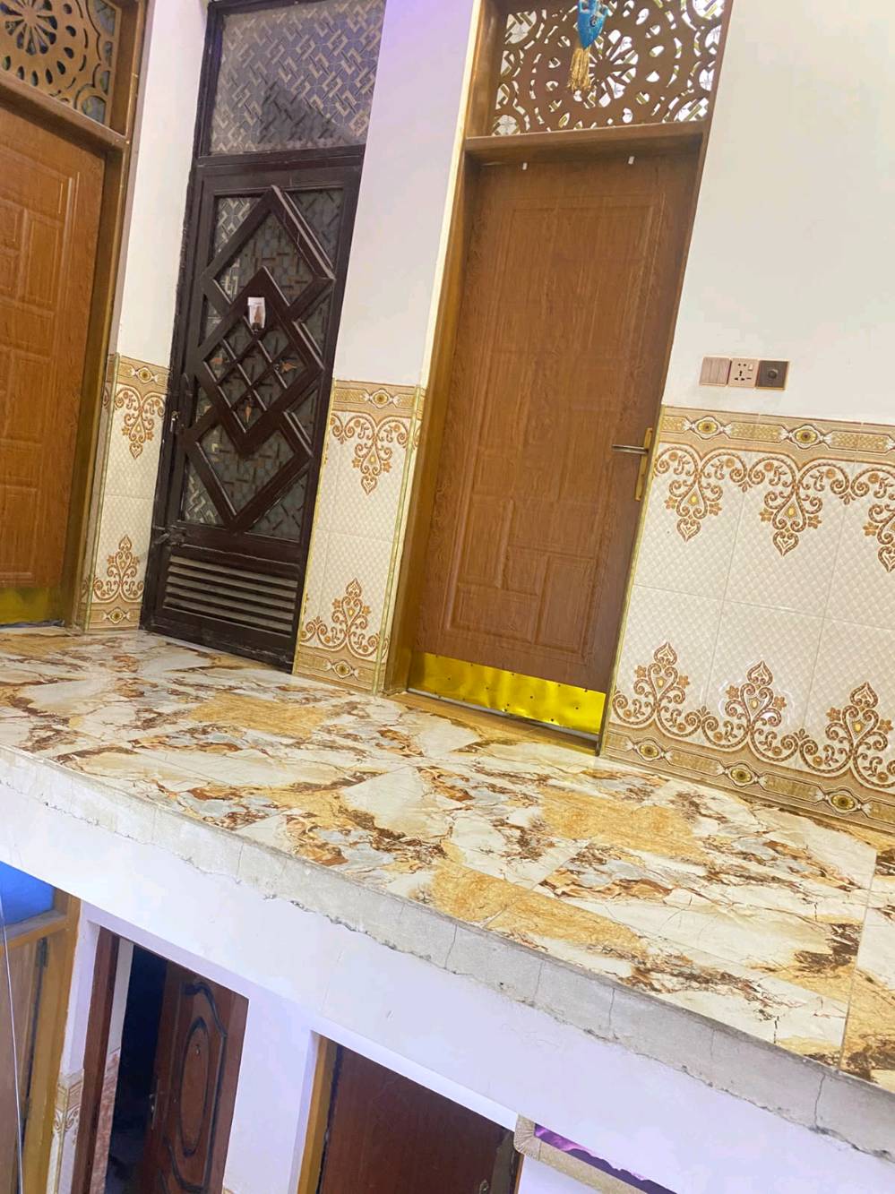 سلام عليكم بيت مساحة 160 بغداد بسماية ناحية الوحده قرب جامع ام البنين بيت ملك طابو صرف يحتوي 
على استقبال
 غرفتين نوم 
وغرفتين طابق لثاني مسوي الهم اساس جاهز 
مطبخ 
.....ترك وبيتونه وحمامات داخليه و خارجيه بيت بناء حديث درج طابق اول ودرج للطابق الاخير كله كامل 
وساحه وحديقه اخارجيه وداخليه
طابق ونصف لبيت مثل ماتشوف  رقم 
***********
الطابو الصرف جاهز للنقل لو بعده إكمال معاملة؟: 
جاهز للنقل 
